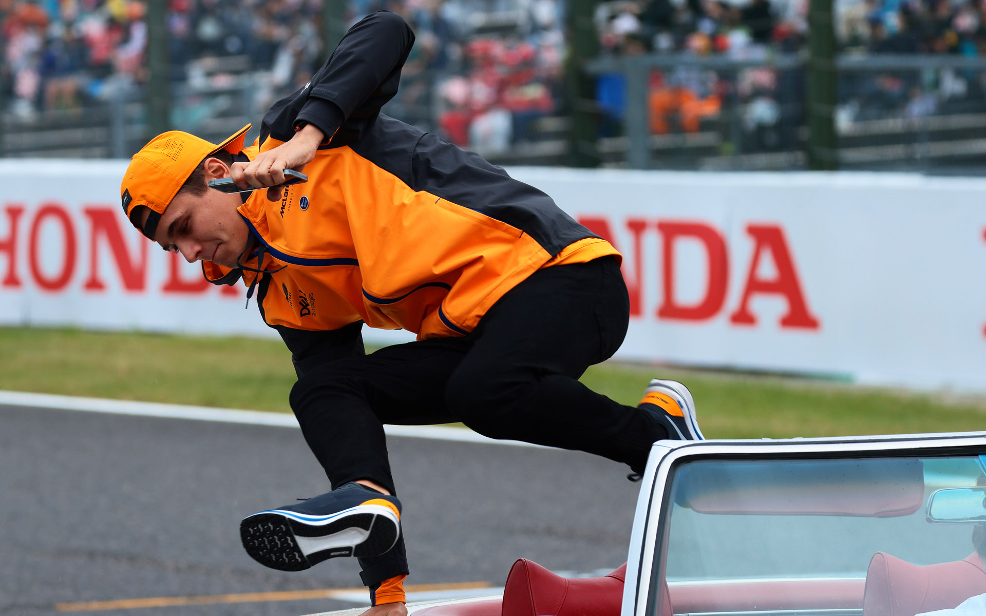 ドライバーズパレードが終わってクルマから飛び降りるノリス