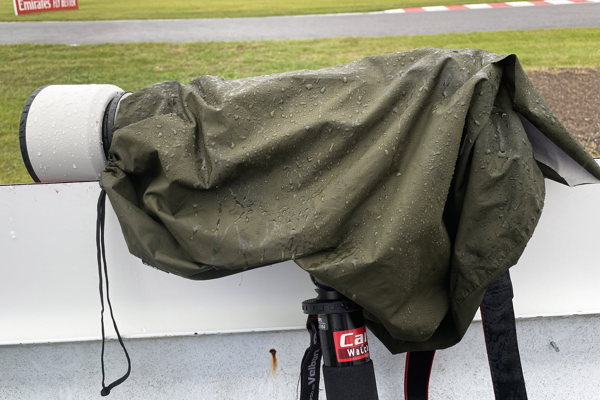 待っている間に自作のレインカバーを撮影。他のカメラマンさんから教えてもらって、キャンプ用防水スタッフバッグの底を切り抜いて作ったもの。自作なのでEOS 7D Mark II、EOS R7どちらでも使用できる。そろそろ防水性能が落ちてきたので要メンテ