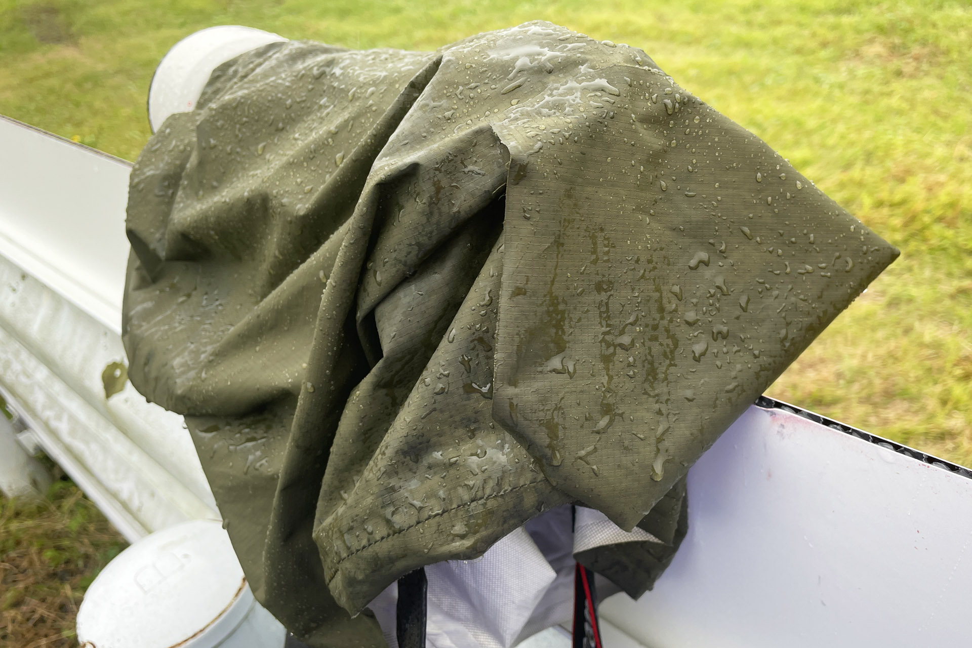 待っている間に自作のレインカバーを撮影。他のカメラマンさんから教えてもらって、キャンプ用防水スタッフバッグの底を切り抜いて作ったもの。自作なのでEOS 7D Mark II、EOS R7どちらでも使用できる。そろそろ防水性能が落ちてきたので要メンテ