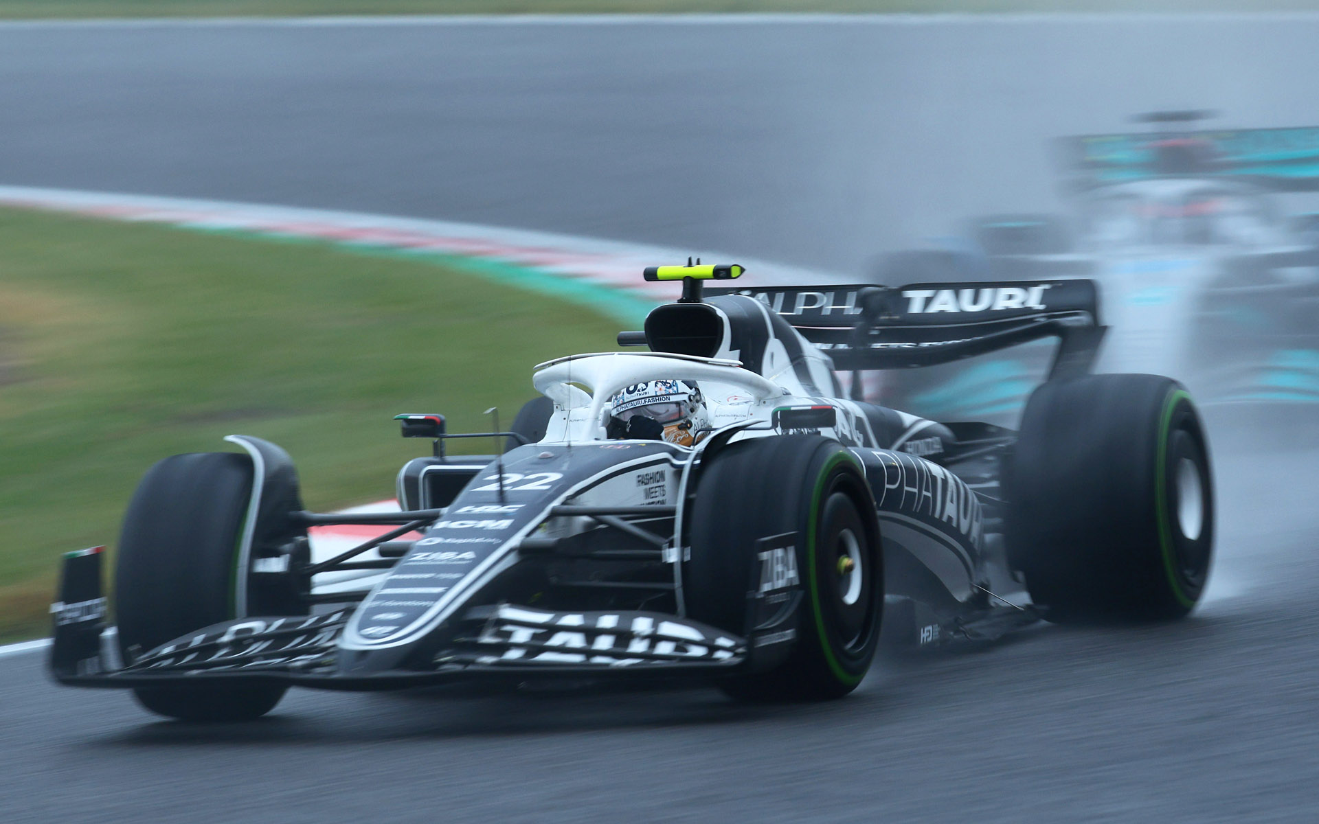 シャッター速度1/80秒、焦点距離254mmでヘルメットを芯に流し撮り