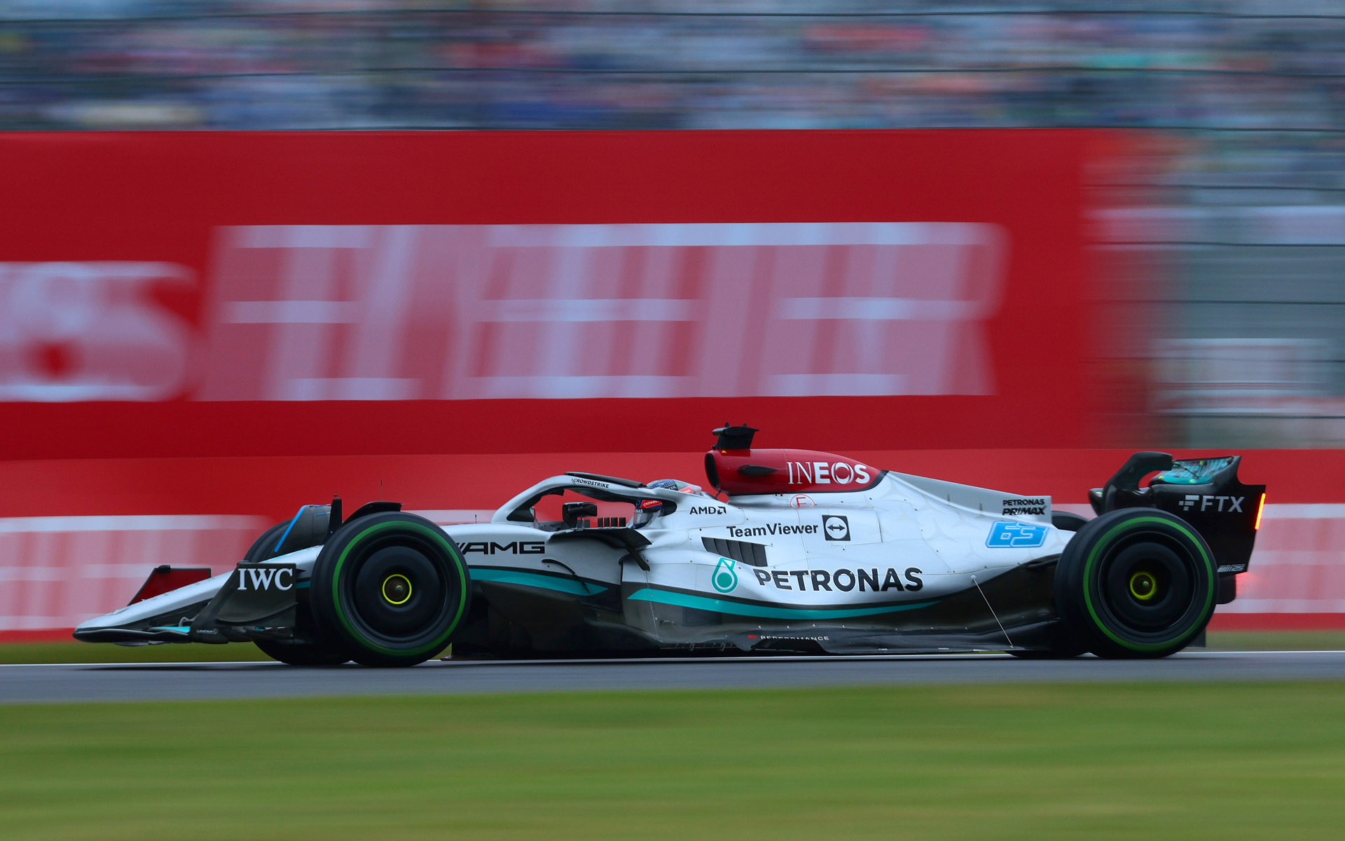 看板を背景にシャッター速度1/100秒、焦点距離176mmで撮影