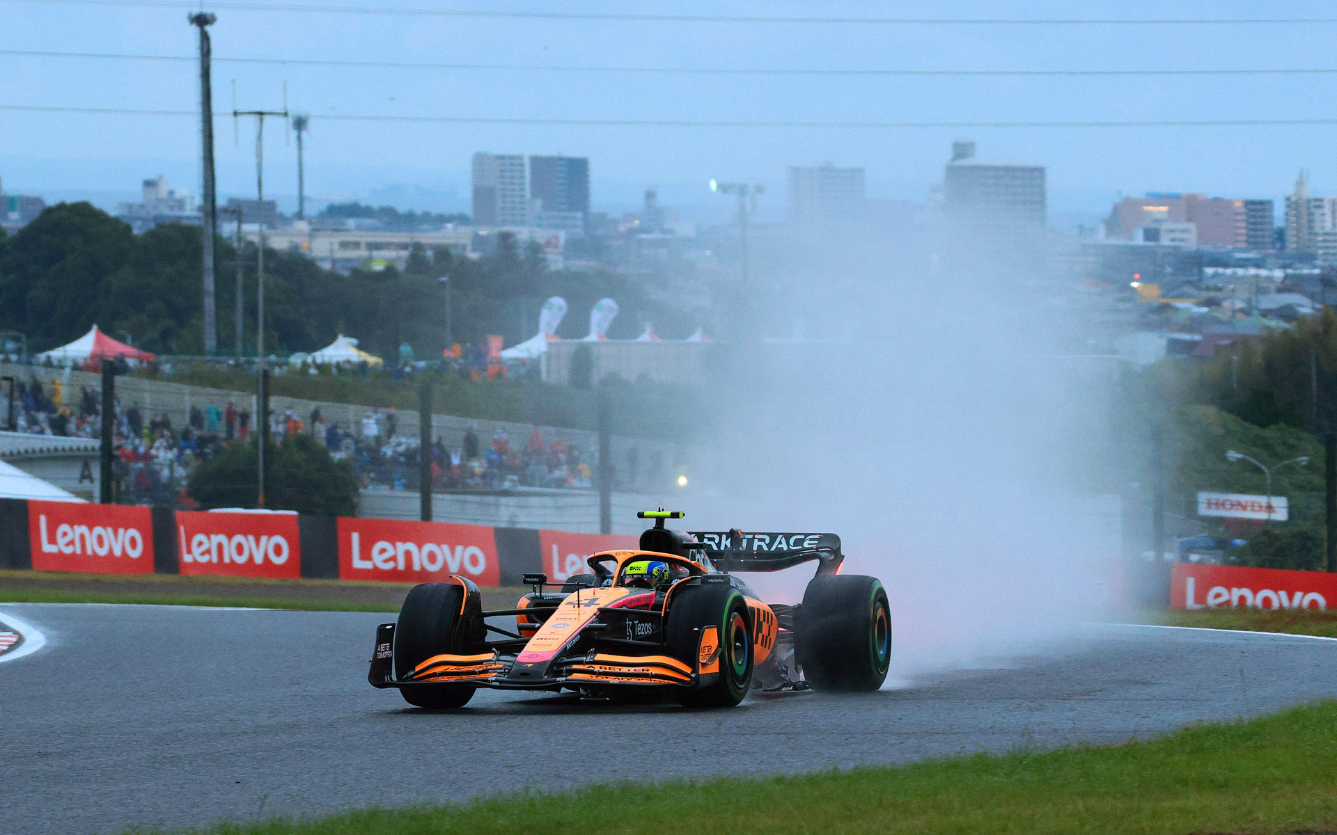 鈴鹿の街を背景にシャッター速度1/500秒、焦点距離135mmで撮影。水しぶきがウィニングラップぽくない