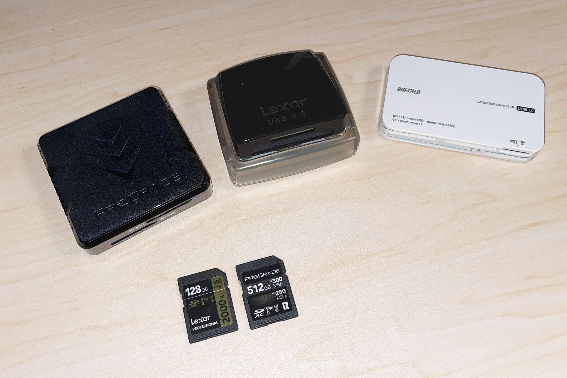 左のカードリーダーがProGrade Digital社の「PG08」、中央がLexar LRW300U、右は古くて型番不明。手前はLexarとProGrade DigitalのSDXCカード