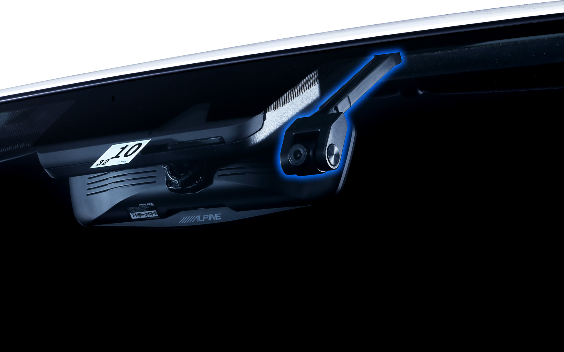 フロントカメラは別体なのでルームミラーの角度を気にせず装着できる