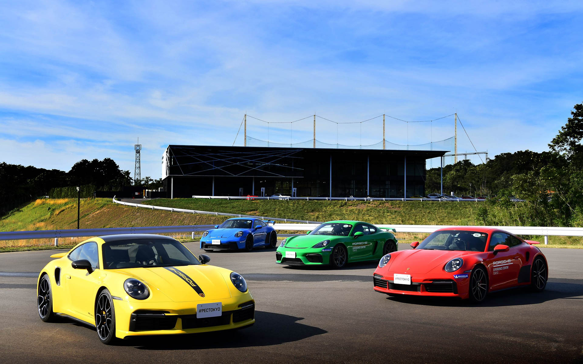 ポルシェ・エクスペリエンスセンター東京のコースは、木更津市の地形を活かした立体構造が特徴。最新のポルシェモデルを走らせることができる