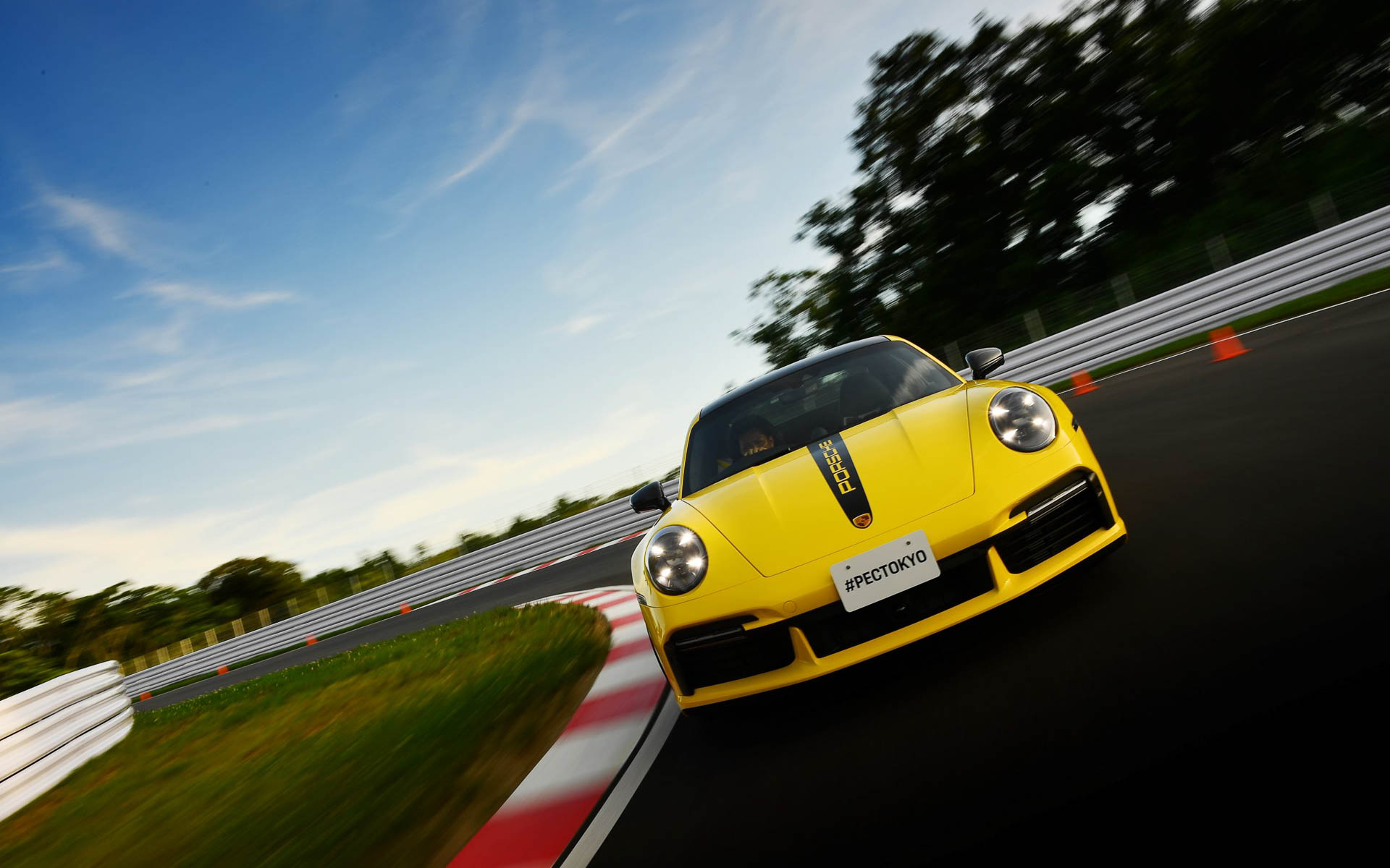 ポルシェ・エクスペリエンスセンター東京のコースは、木更津市の地形を活かした立体構造が特徴。最新のポルシェモデルを走らせることができる