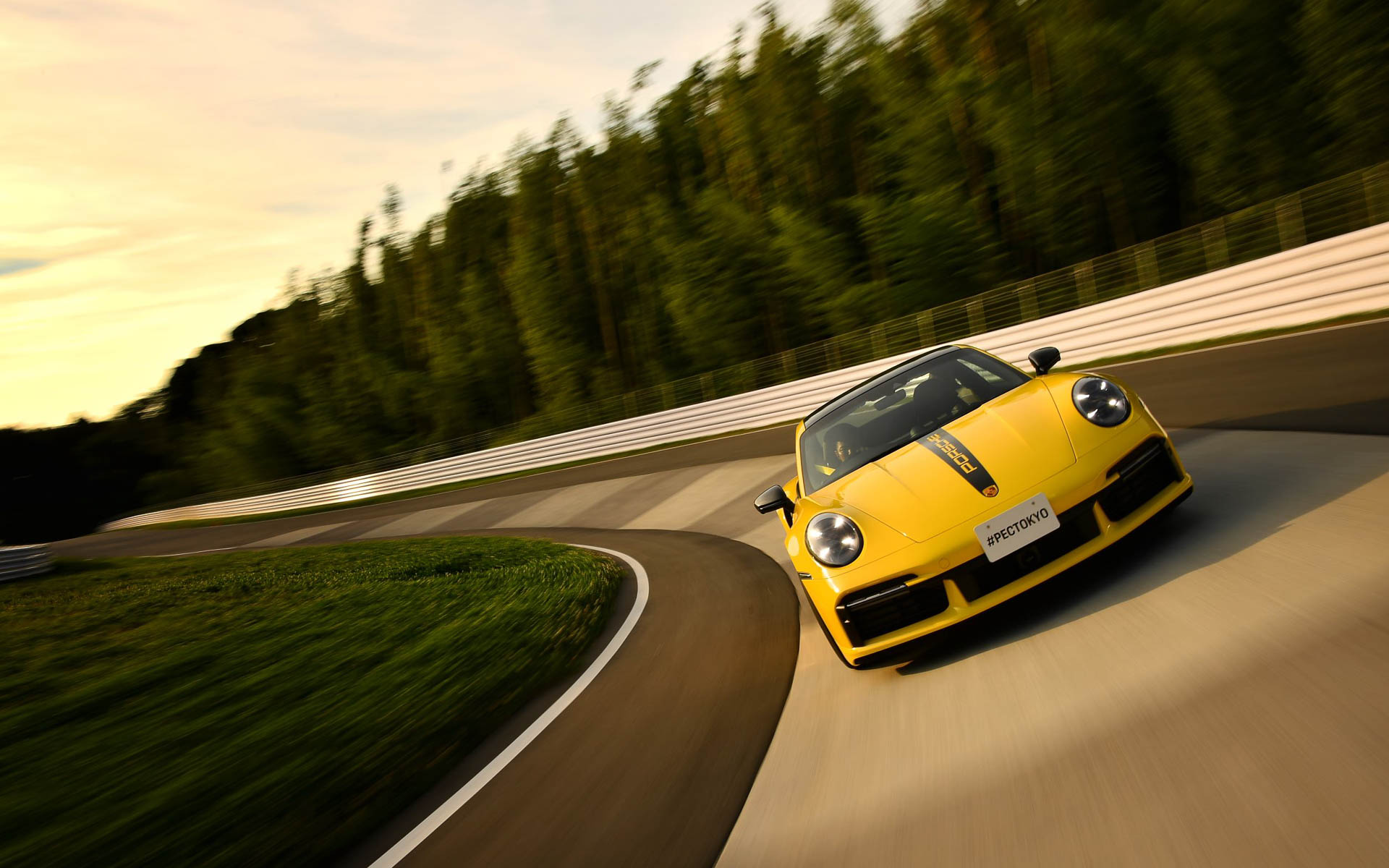 ポルシェ・エクスペリエンスセンター東京のコースは、木更津市の地形を活かした立体構造が特徴。最新のポルシェモデルを走らせることができる