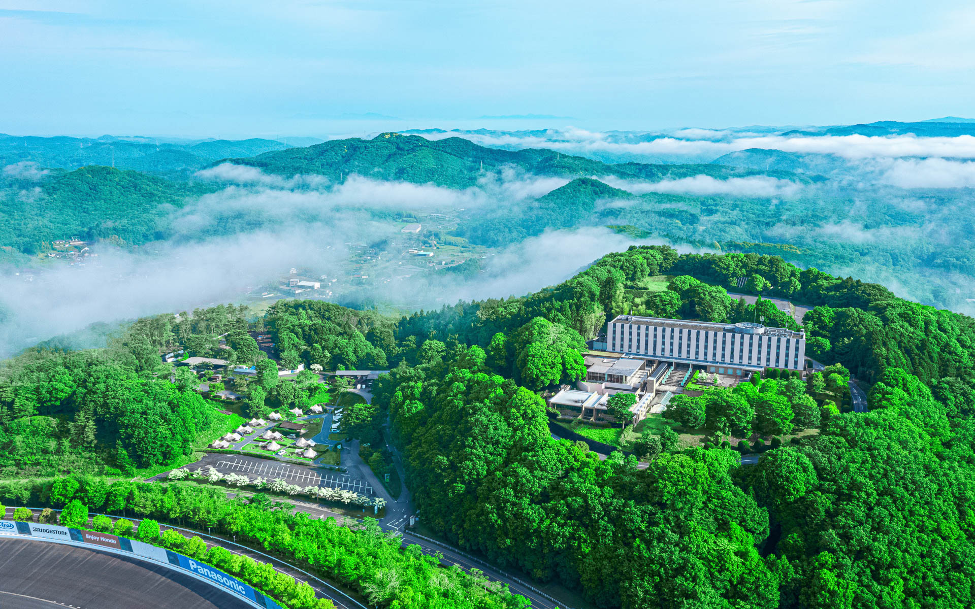 自然豊かな森に囲まれたホテル