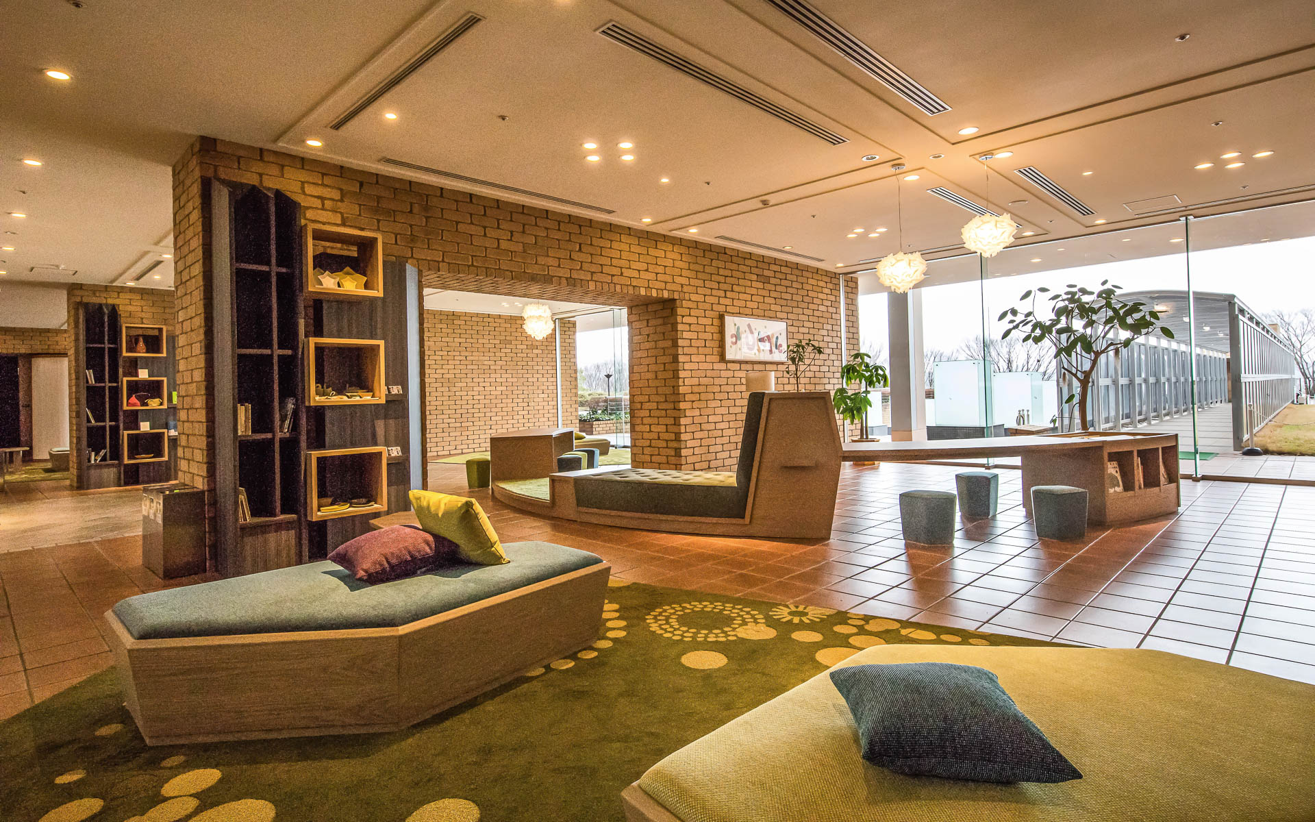 本を読みながらゆっくり過ごせるホテルロビー