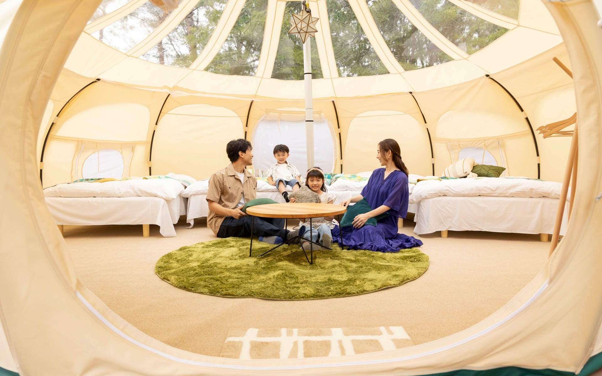 極上のアウトドア体験ができる「ロータステント ワイド」や、プライベート空間が確保された「ベルテント 森のテラス」など、多彩な滞在スタイルから家族の好みに合わせて選択可能