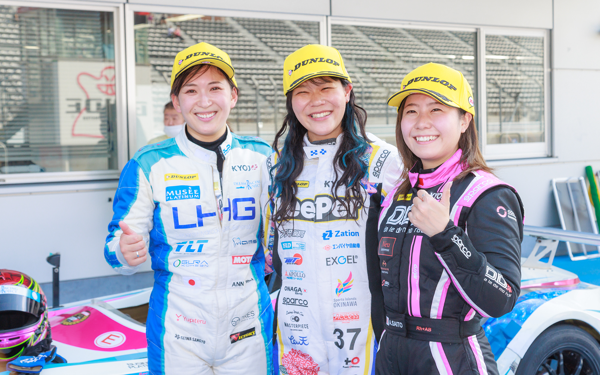 2位の猪爪杏奈選手（左）、1位の翁長実希選手（中）、3位の斉藤愛未選手（右）