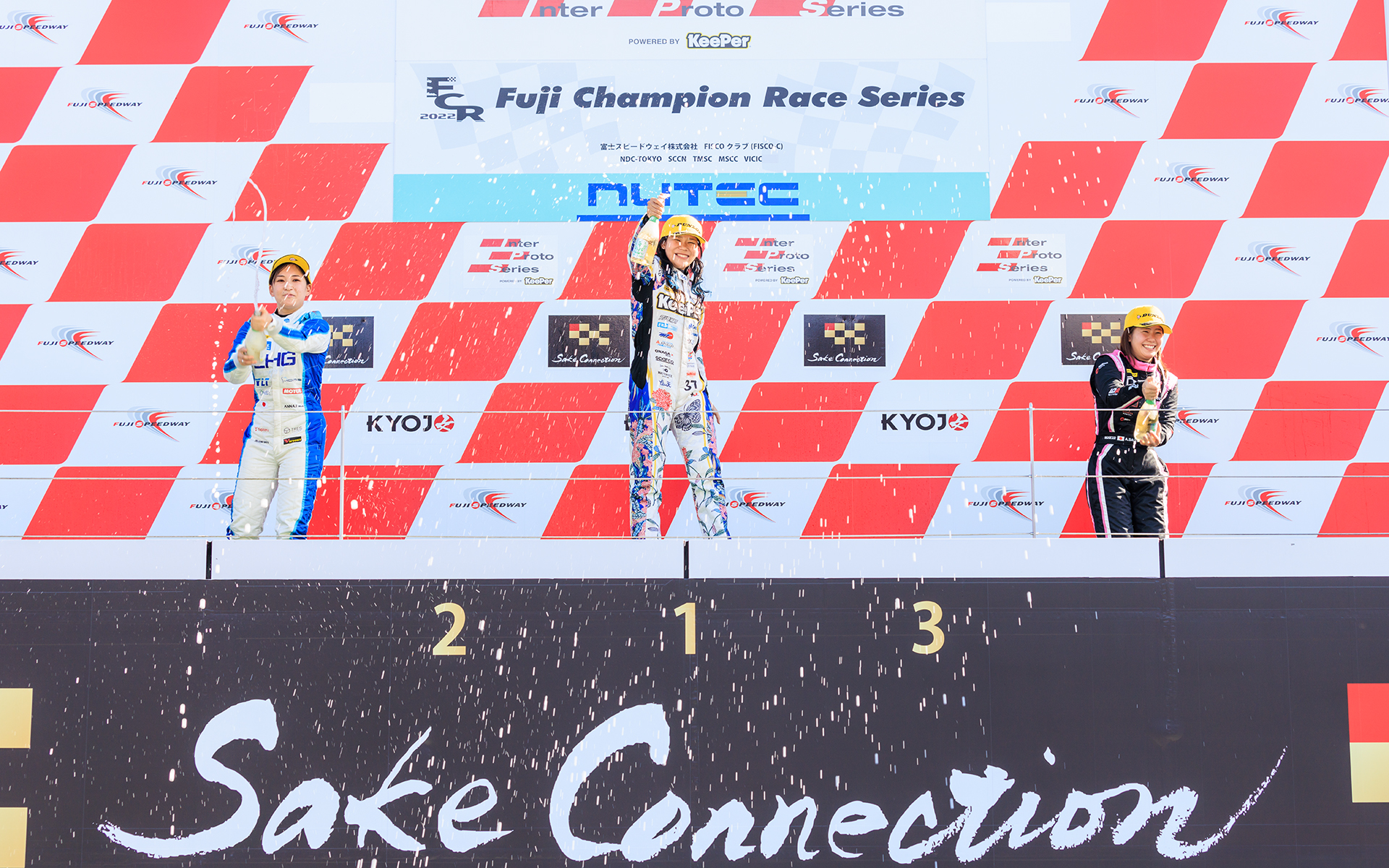 2位の猪爪杏奈選手（左）、1位の翁長実希選手（中）、3位の斉藤愛未選手（右）