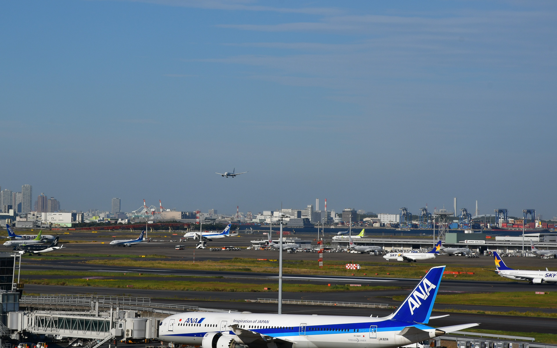 羽田空港に着陸するJAL48便