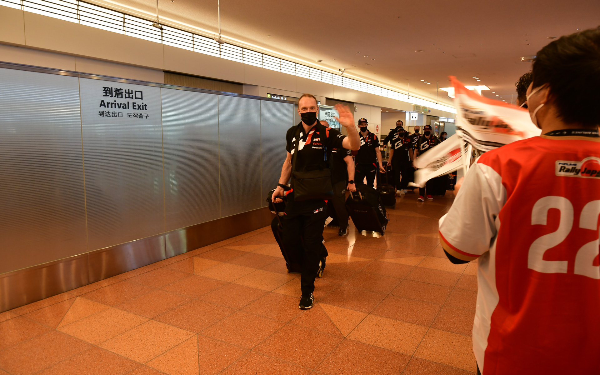 ヤリ-マティ・ラトバラ代表を先頭に到着ロビーに登場