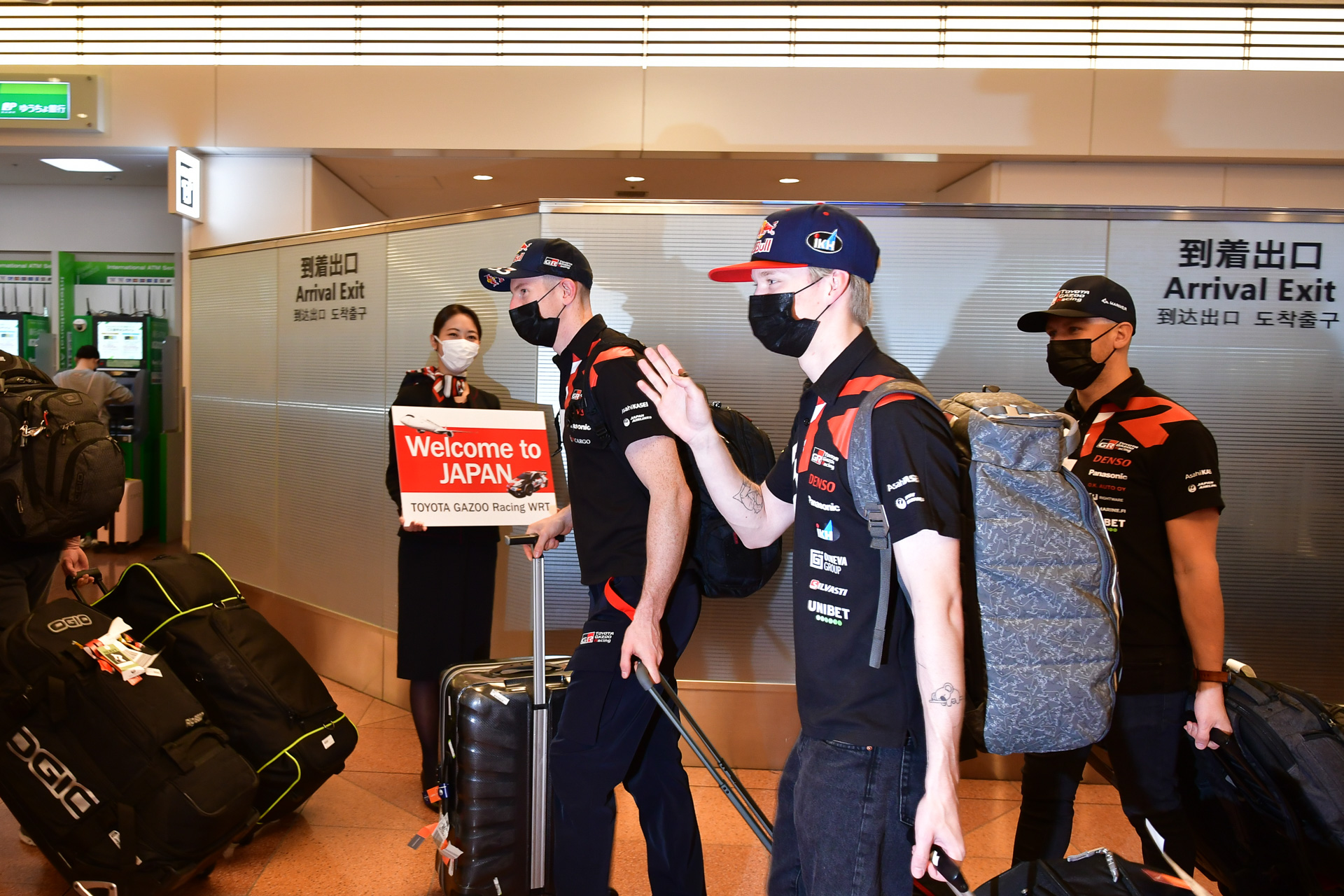 コリン・マクレー選手の持つ最年少世界チャンピオン記録を塗り替えたカッレ・ロバンペラ選手（左から2人目）