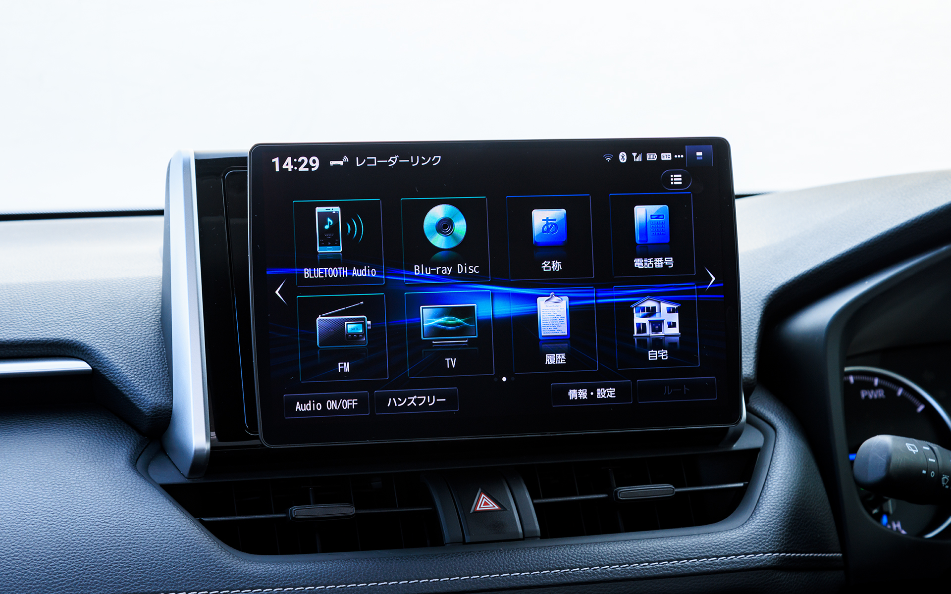 クルマにインストールした新しいストラーダ。フローティング構造で手前に出てくる分、大画面がさらに大きく見えるのもポイント