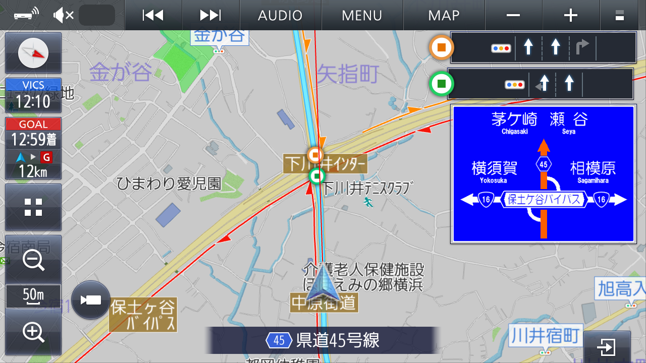 交差点の車線案内は次とその次まで表示。画面地図の道路上にあるマークの色と、右上の車線表示の左端にあるマークの色を合わせている