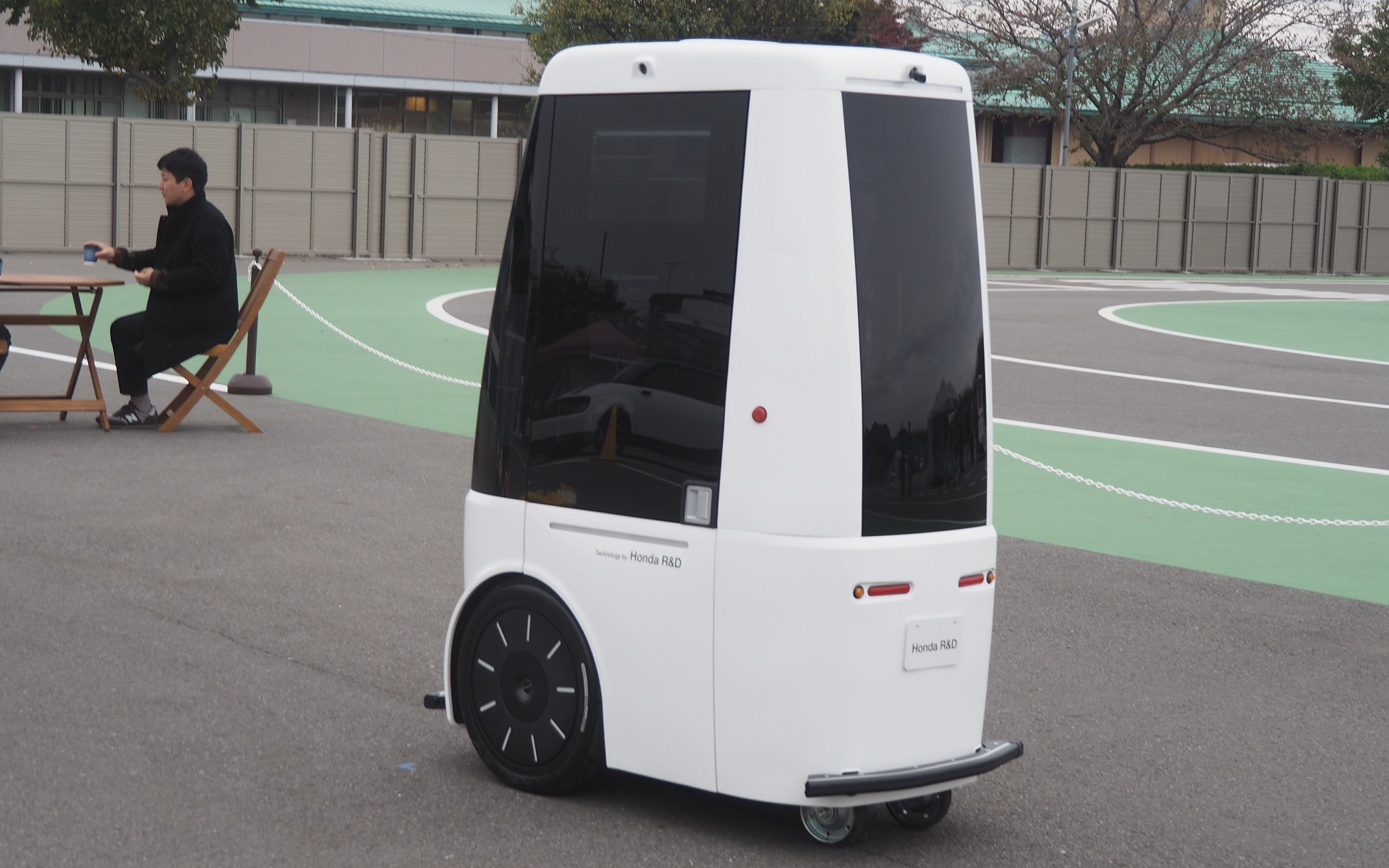 前方に駆動輪が2つ、後方に小さなタイヤが2つあり、4輪車となっている