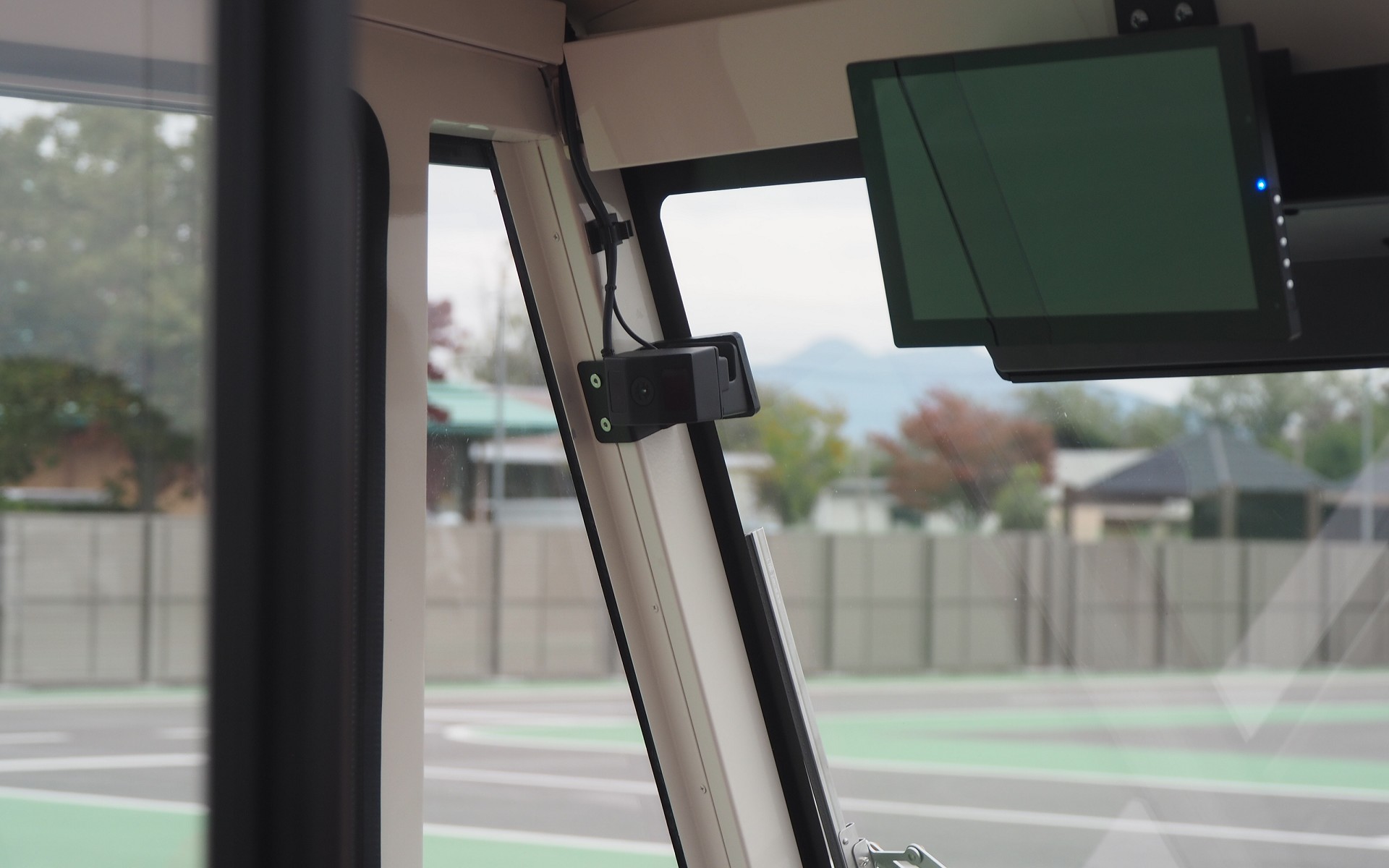 車内にもドライバーの視線や顔向きを検出するためのカメラが設置されている