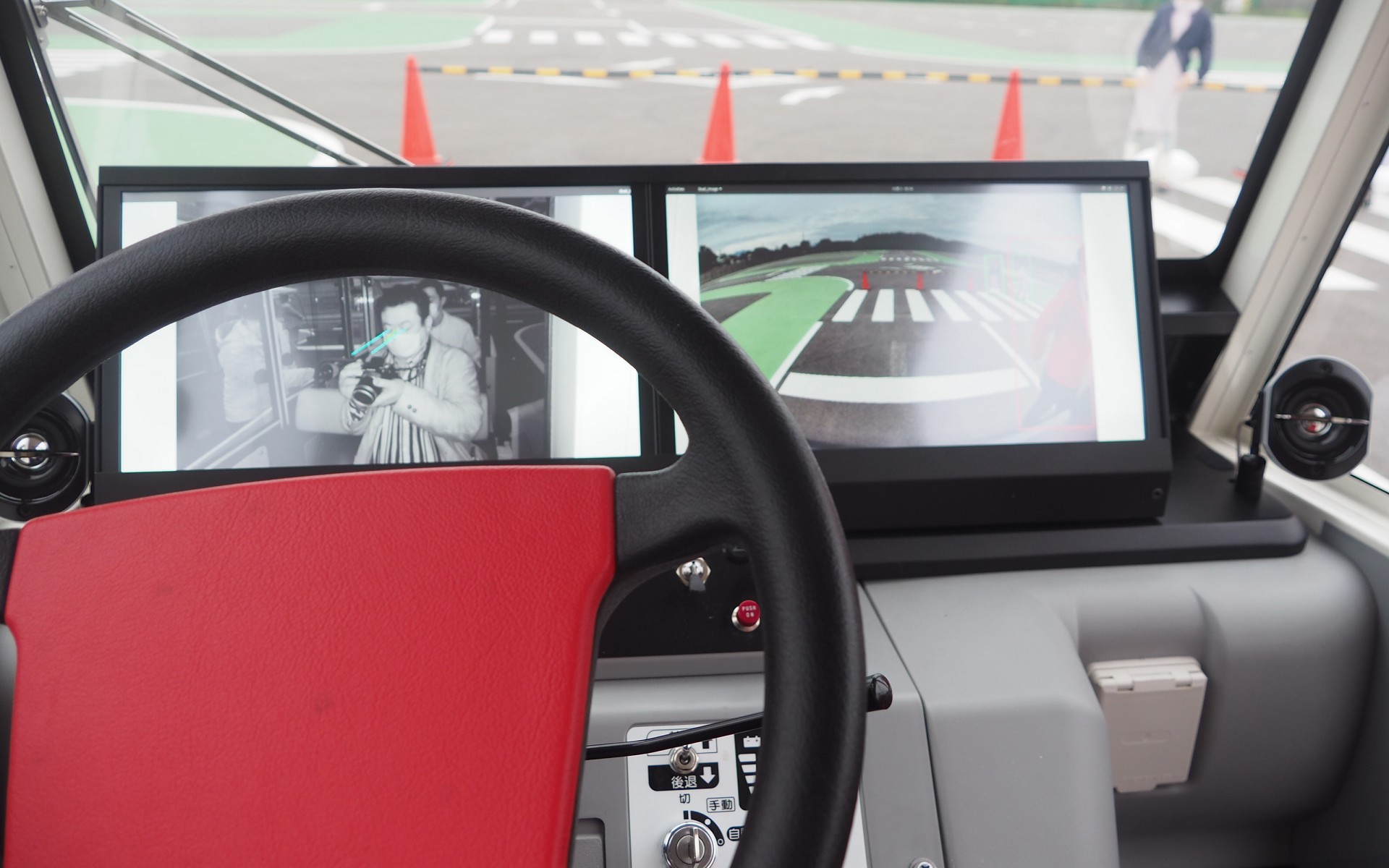 前方には2つのモニターと2つのスピーカーが設置されている