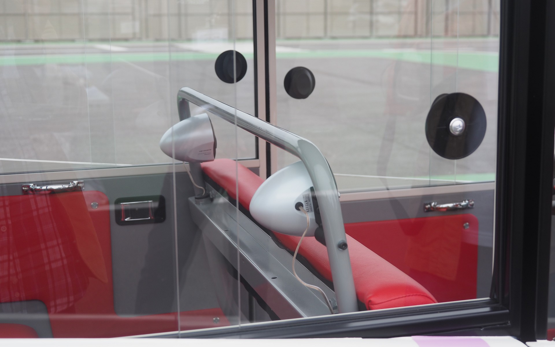 車両の中央にも2つのスピーカーが設置されている。さらに後ろにも2つスピーカーがあり、全部で6個のスピーカーが搭載されている