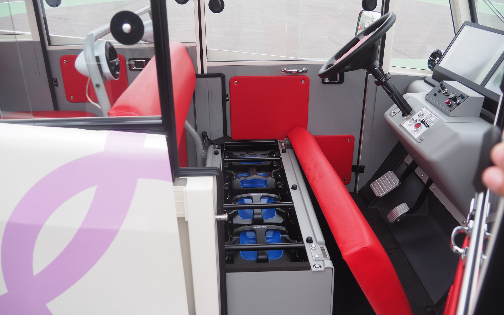 前の座席の下にHonda Mobile Power Pack e:が4つ搭載されている
