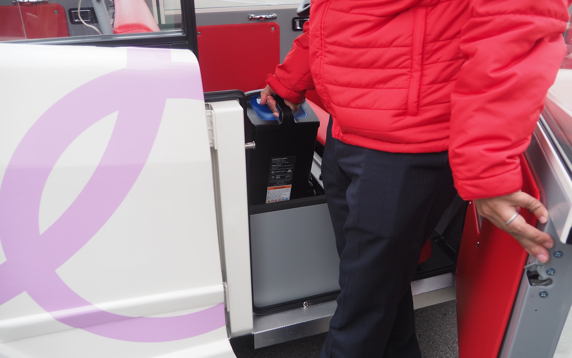 Honda Mobile Power Pack e:を取り出しているところ