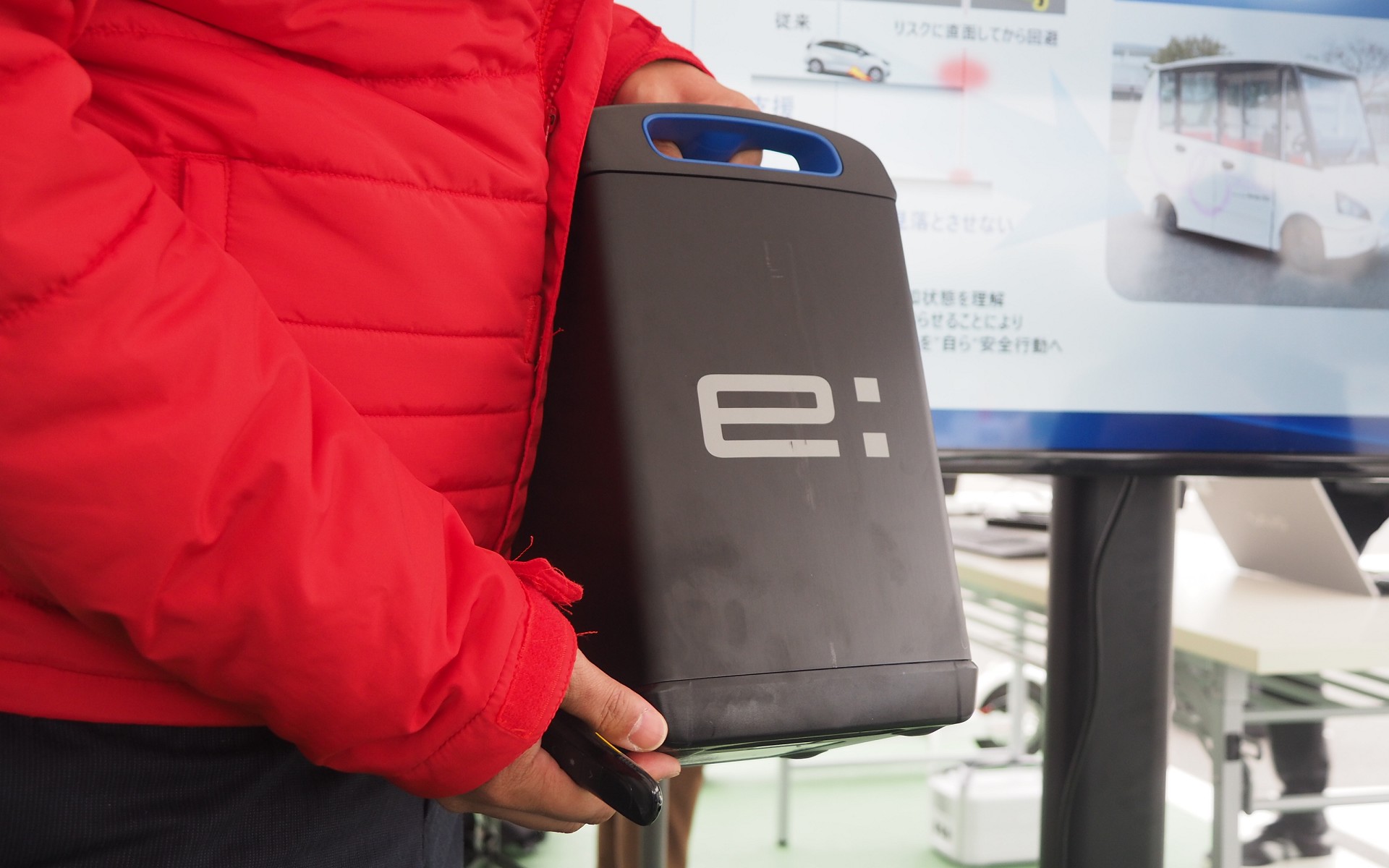 Honda Mobile Power Pack e:の実物。持ち運びも容易だ