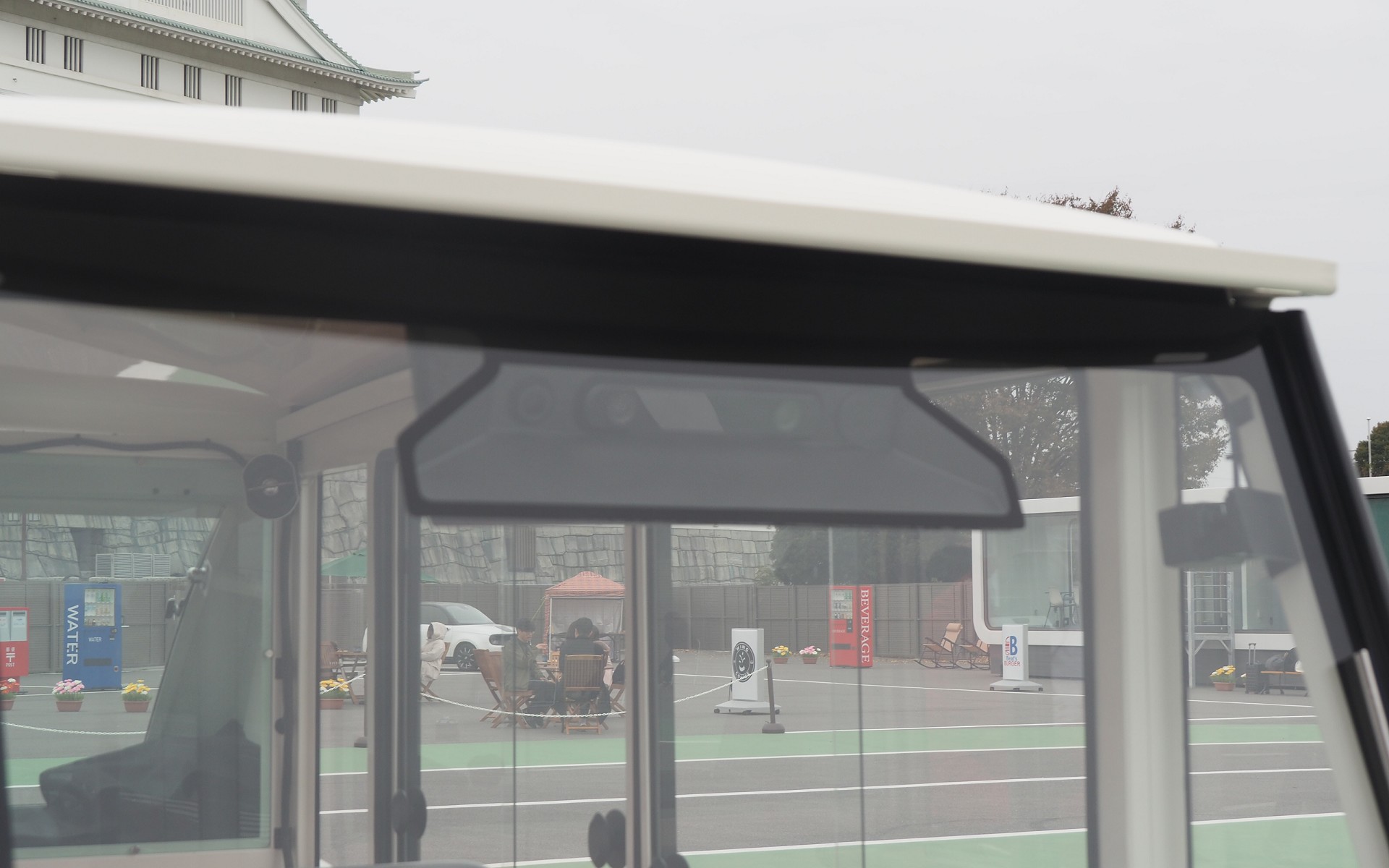 前方にステレオカメラと通常のカメラを搭載