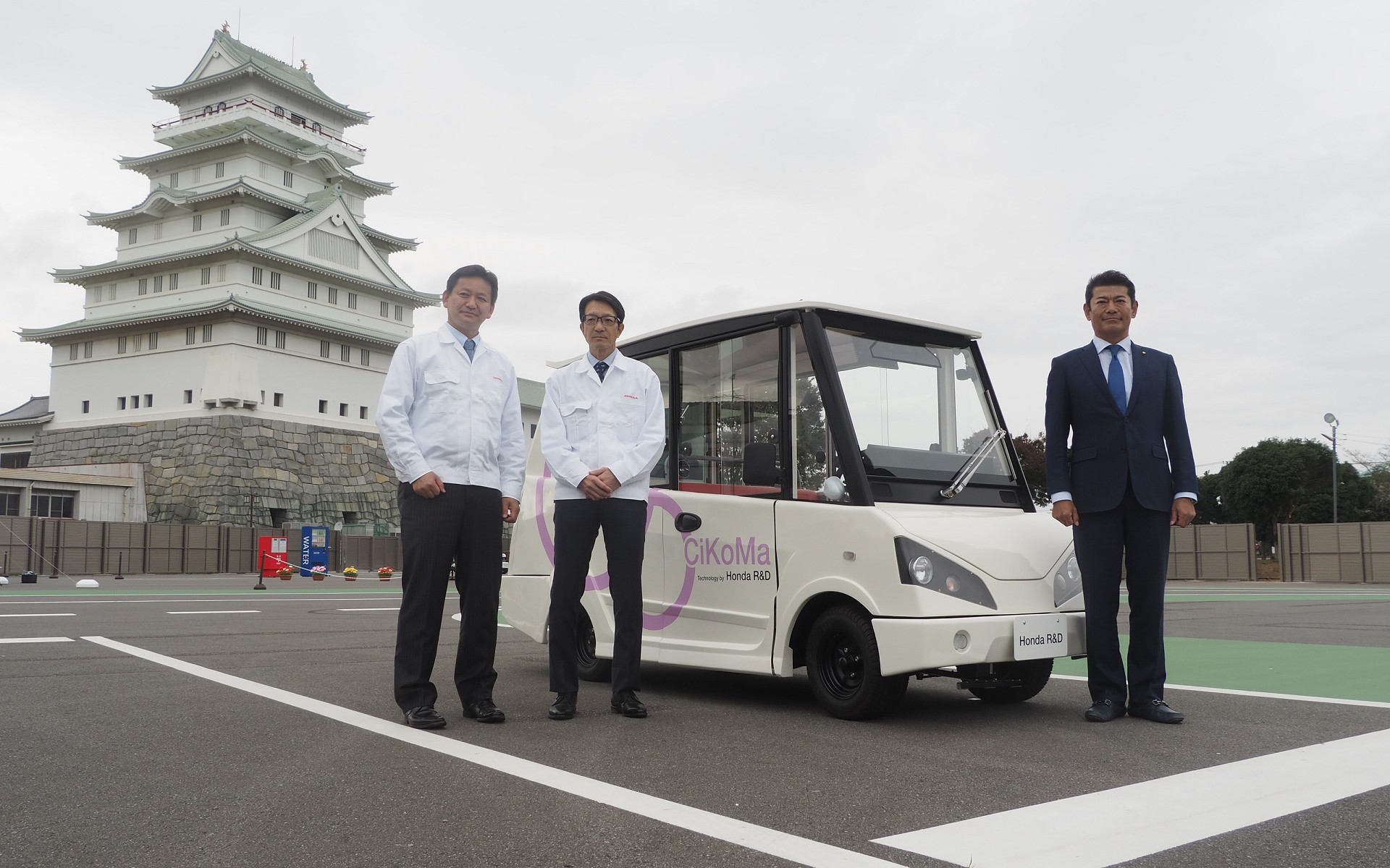 左から、株式会社本田技術研究所 先進技術研究所 知能化領域 エグゼクティブチーフエンジニアの安井裕司氏、株式会社本田技術研究所代表取締役社長の大津啓司氏、茨城県常総市長の神達岳志氏。後ろに見えるのは豊田城である