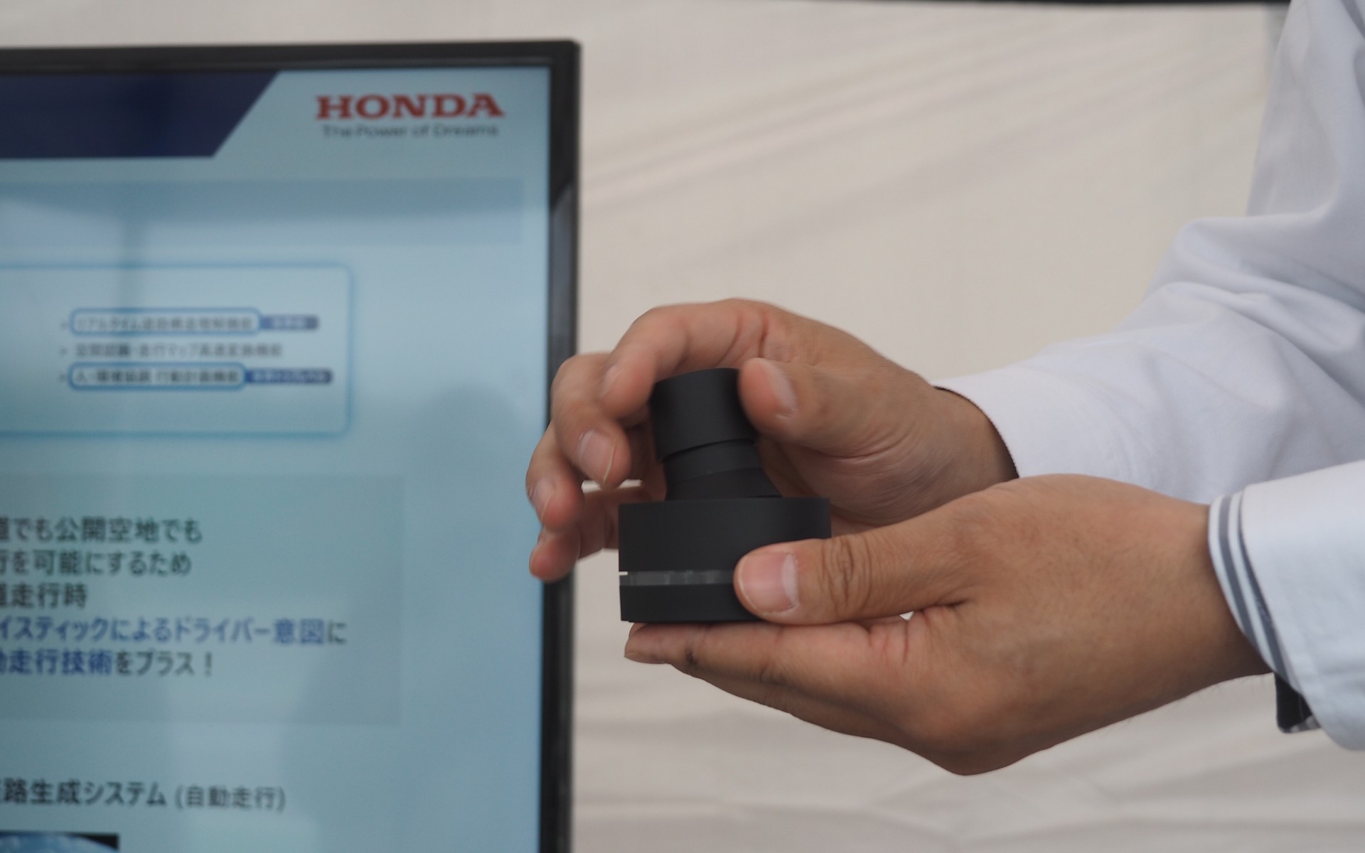 このジョイスティックで操作を行なう。ジョイスティックはハプティクス（振動などで皮膚感覚フィードバック）付きである