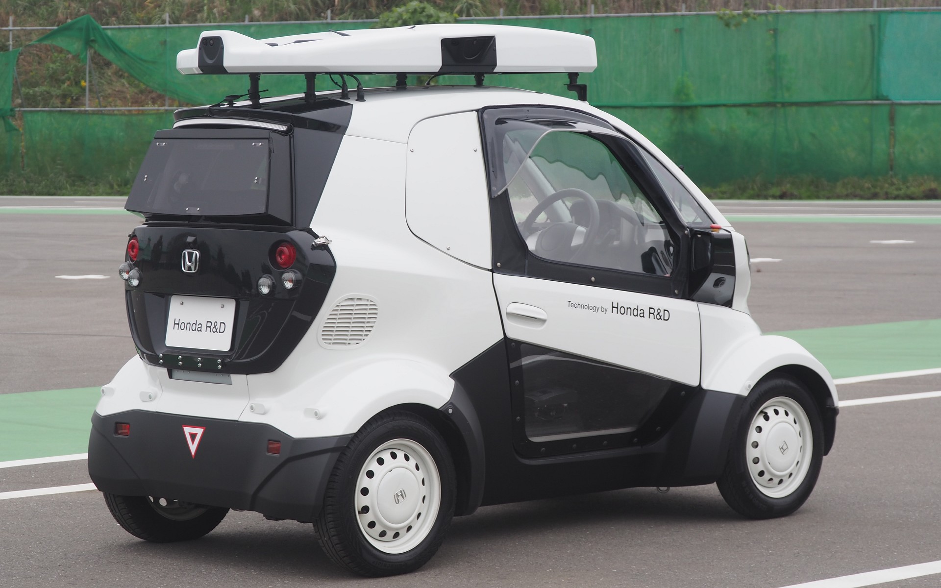 CiKoMaの上部についているのが、周囲を認識するためのカメラ群である