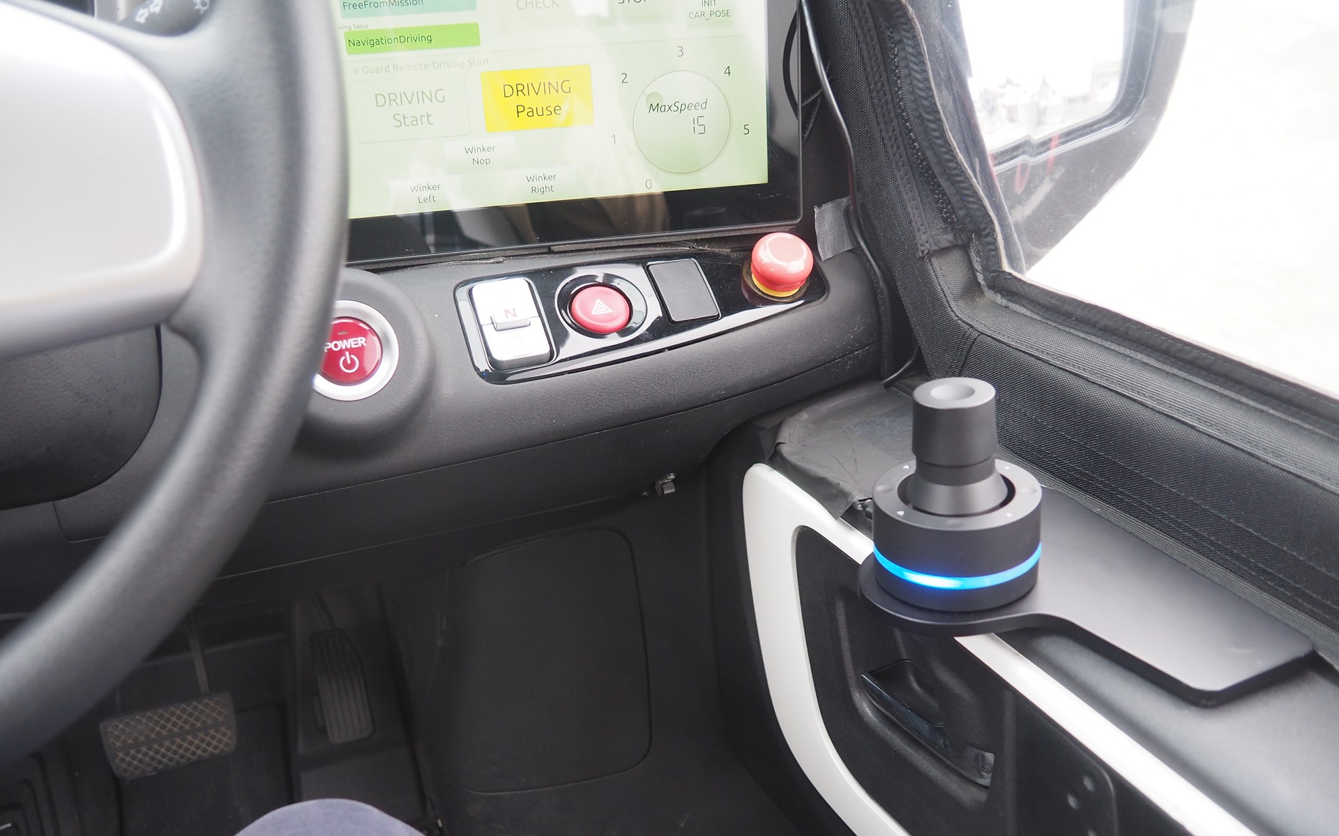 右奥の液晶モニターはタッチパネルになっており、ドライブスタートと中断時などは、画面のボタンをタッチして行なう。右サイドにはジョイスティックがある