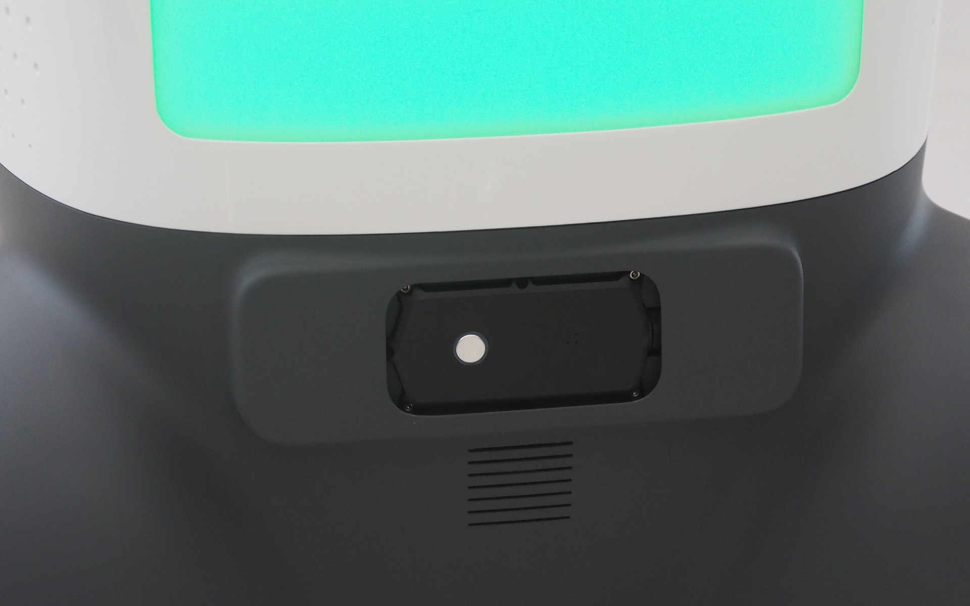 前方の下部には超音波センサーが搭載されている