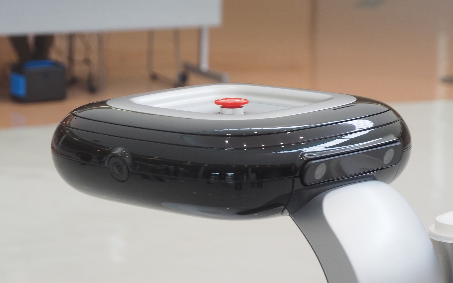 上部前方に2つ、後方に2つ、左右に1つずつ、合計6つのカメラを搭載する。上部中央の赤いボタンは非常停止ボタンである