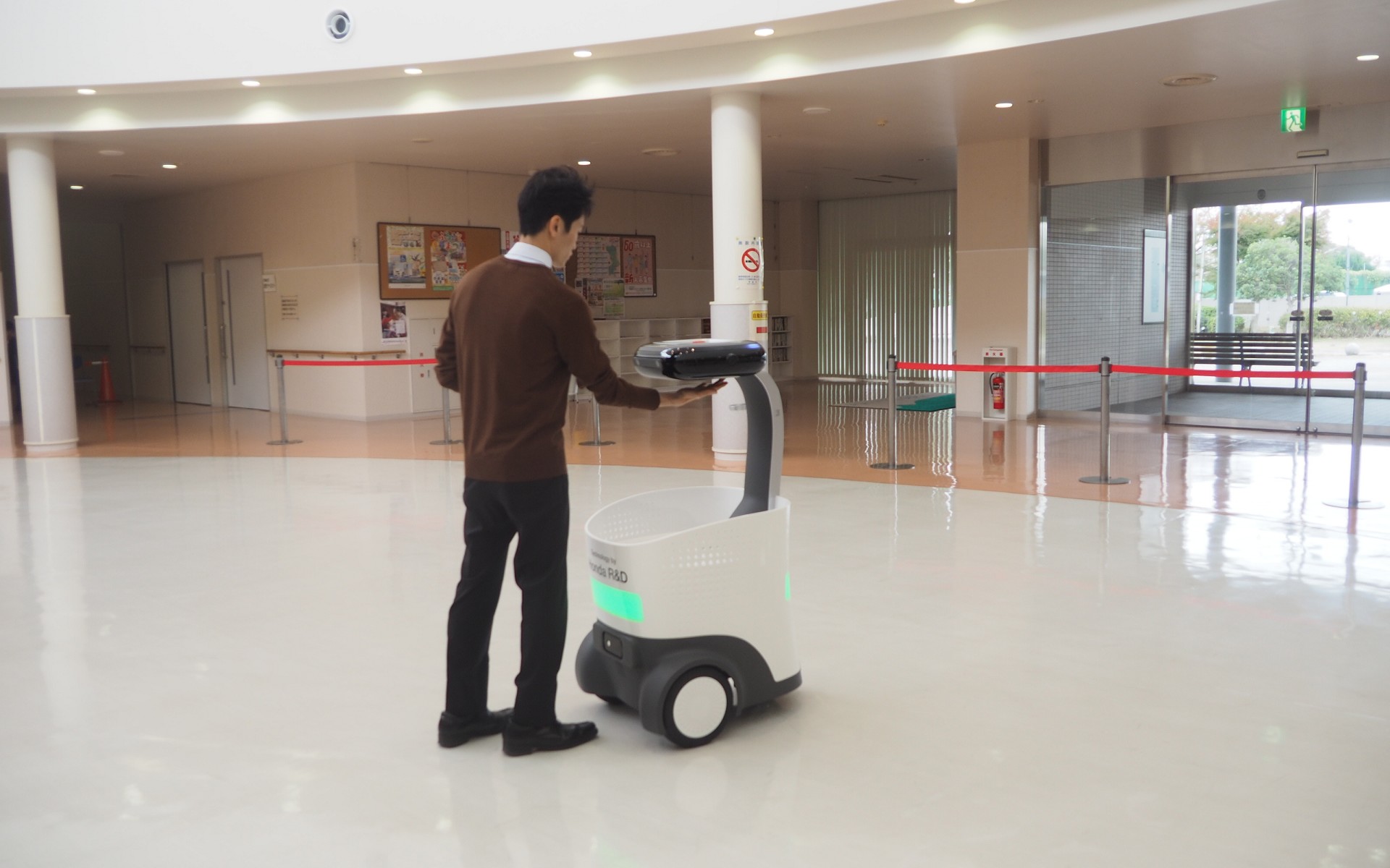 最初に手のひら静脈認証で、ユーザー認証を行なう