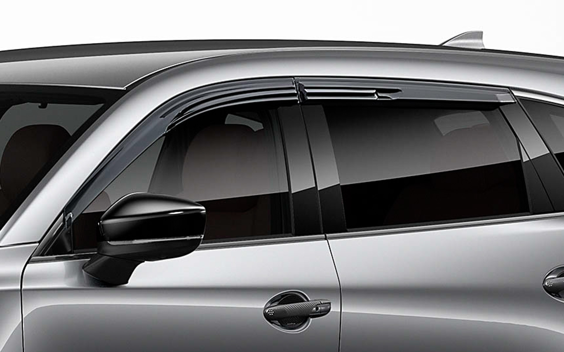 スポーツサイドバイザーは、走行時に発生する負圧を利用して車内の空気を積極的に排出するベンチレーション機構付き（2万3650円）