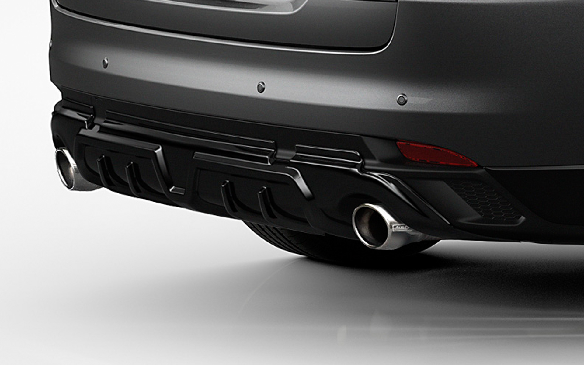 左右マフラー周辺部まで一体成型した立体感のあるデフューザーデザインのリアアンダースポイラー（8万5800円）。マフラーは開発中