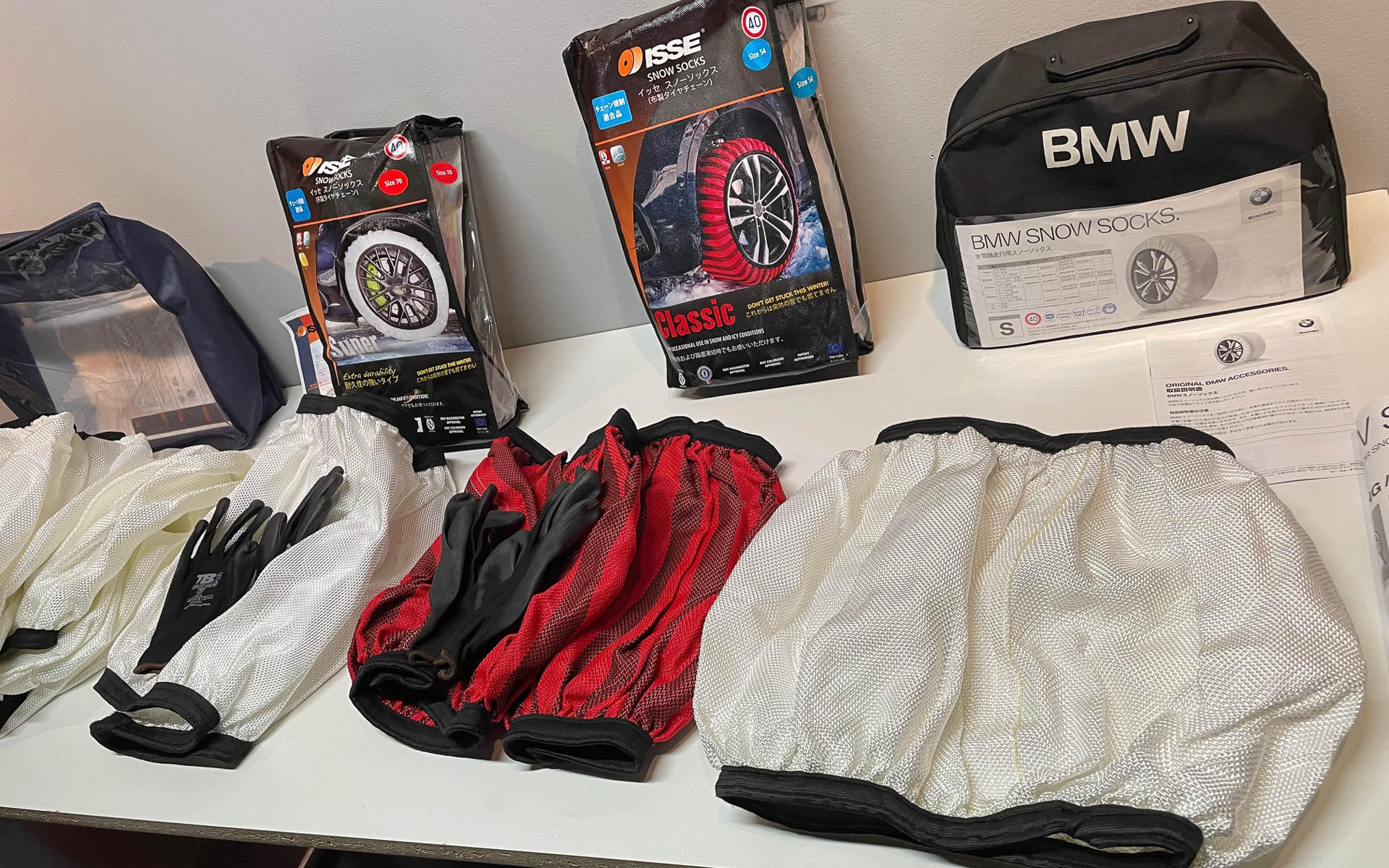 パンツの展示じゃありません。左から、見切れているのがトラック用、耐久力の高いスーパー、標準型のクラシック。一番右はBMWの純正アクセサリーのスノーソックス