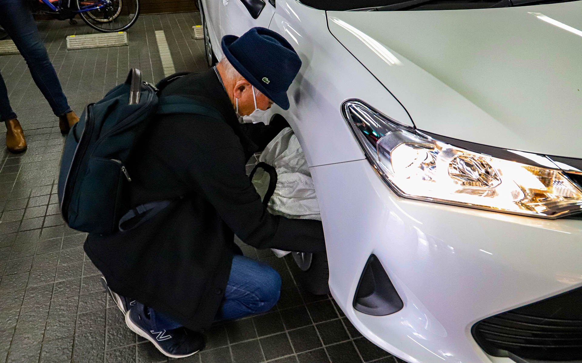 駐車場で装着体験。5分もあれば簡単に装着できます