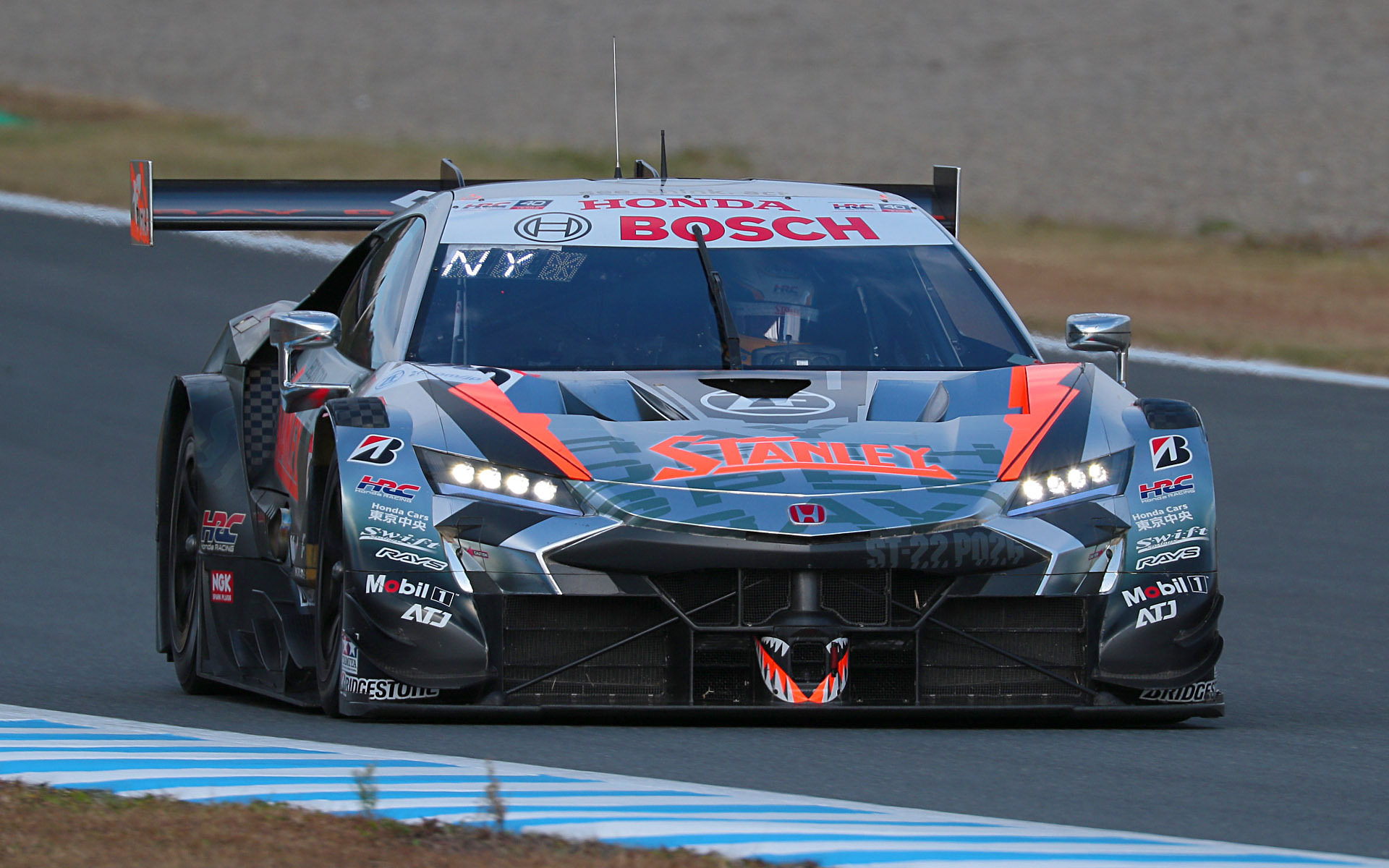 かろうじてチャンピオンの可能性を残す100号車STANLEY NSX-GT（山本尚貴/牧野任祐、BS）がポール