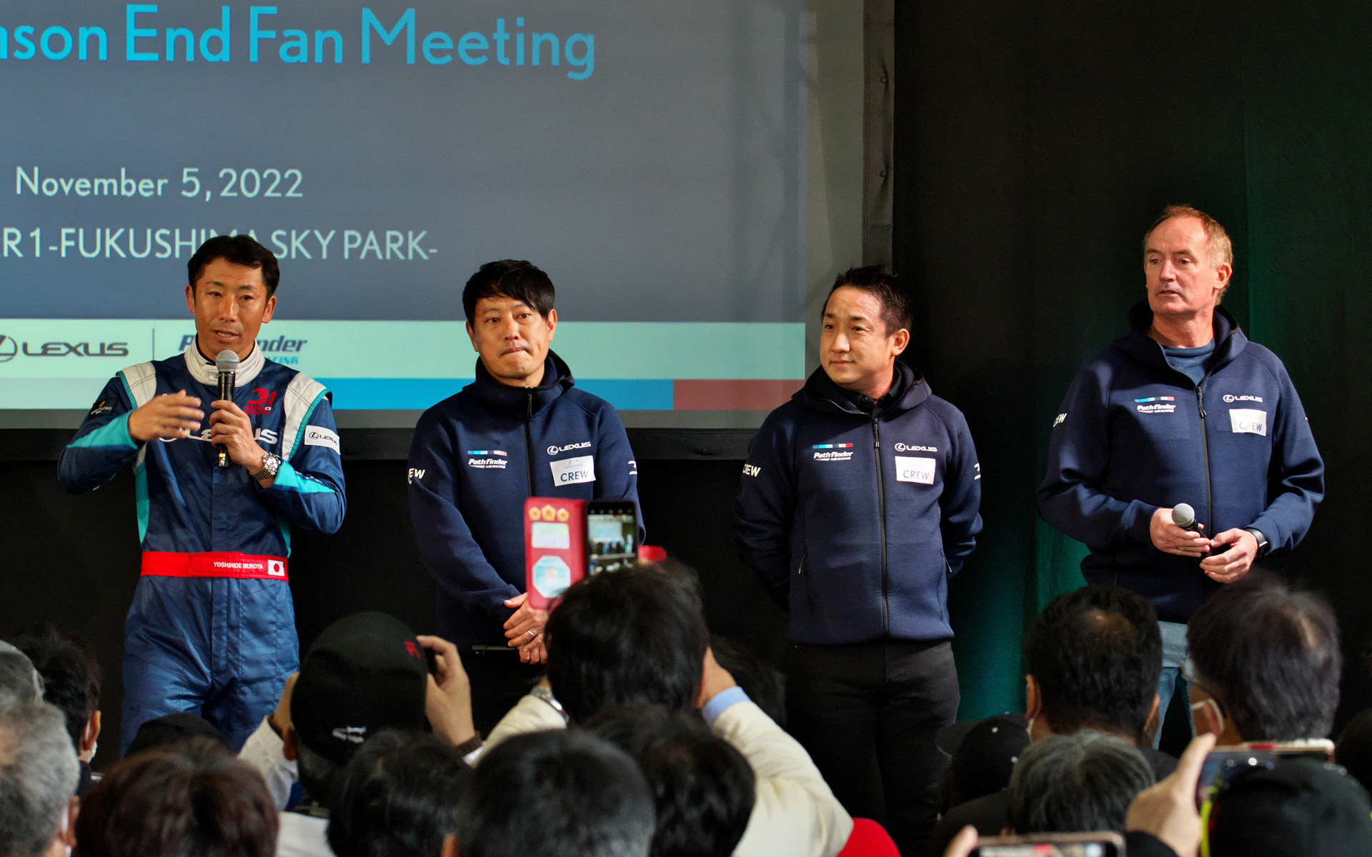 LEXUS PATHFINDER AIR RACINGスタッフと室屋選手（右）