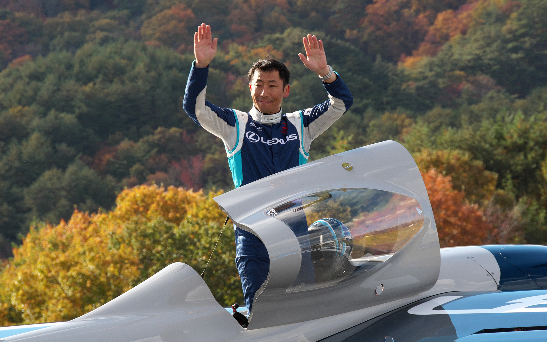 フライトを終え、手を振る室屋選手