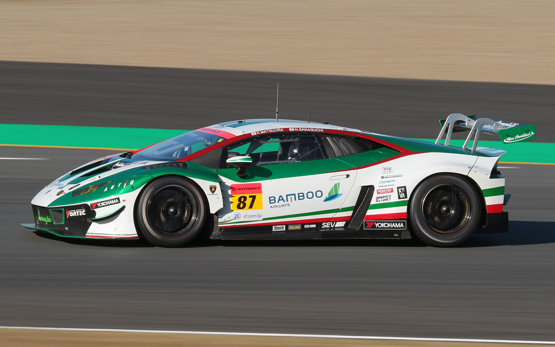 最終戦のGT300で2位に入った87号車 Bamboo Airways ランボルギーニ GT3（松浦孝亮/坂口夏月、YH）。87号車と88号車の2台のランボルギーニがチャンピオン決定を左右した