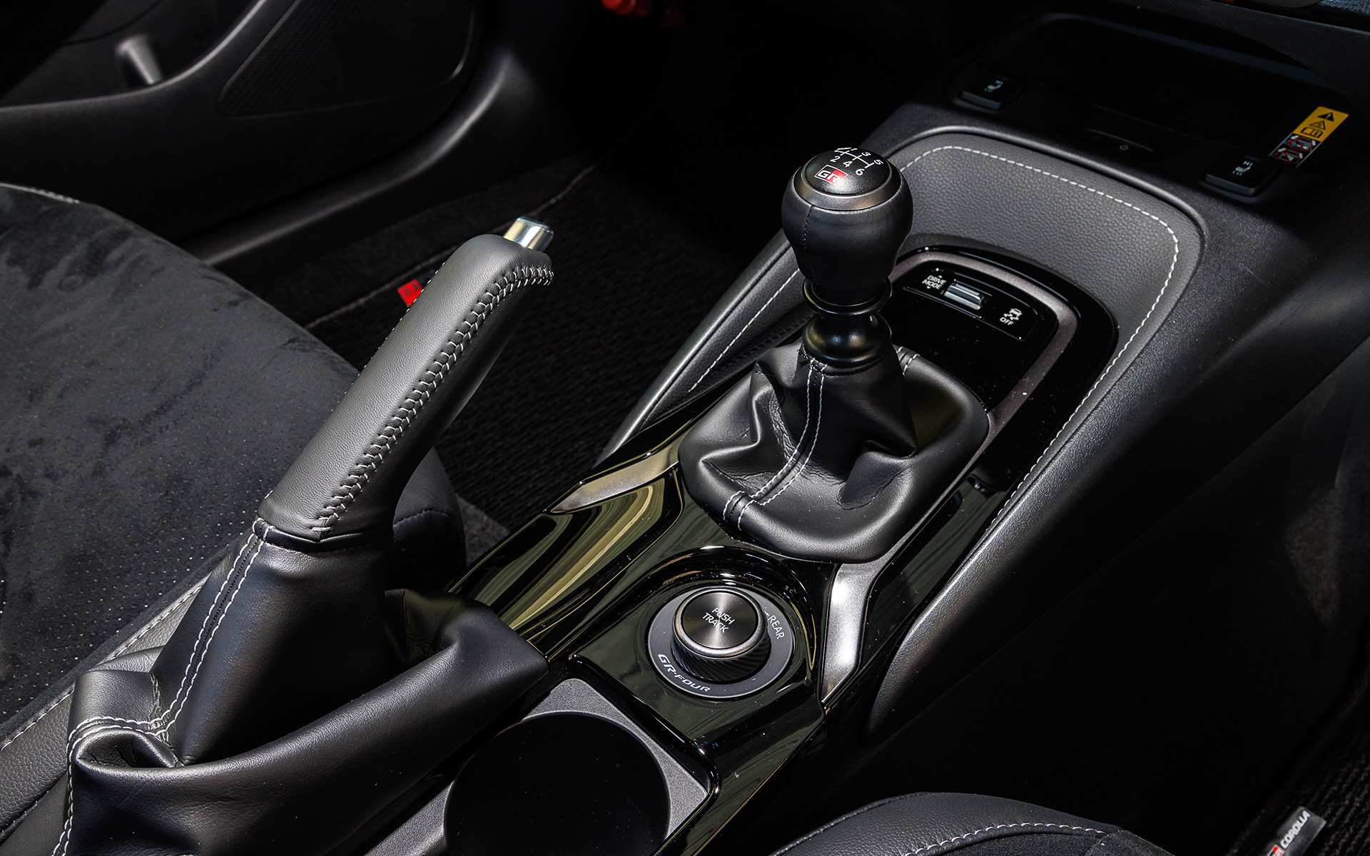 シフトまわり。パーキングレバーはGRヤリスと同様機械式