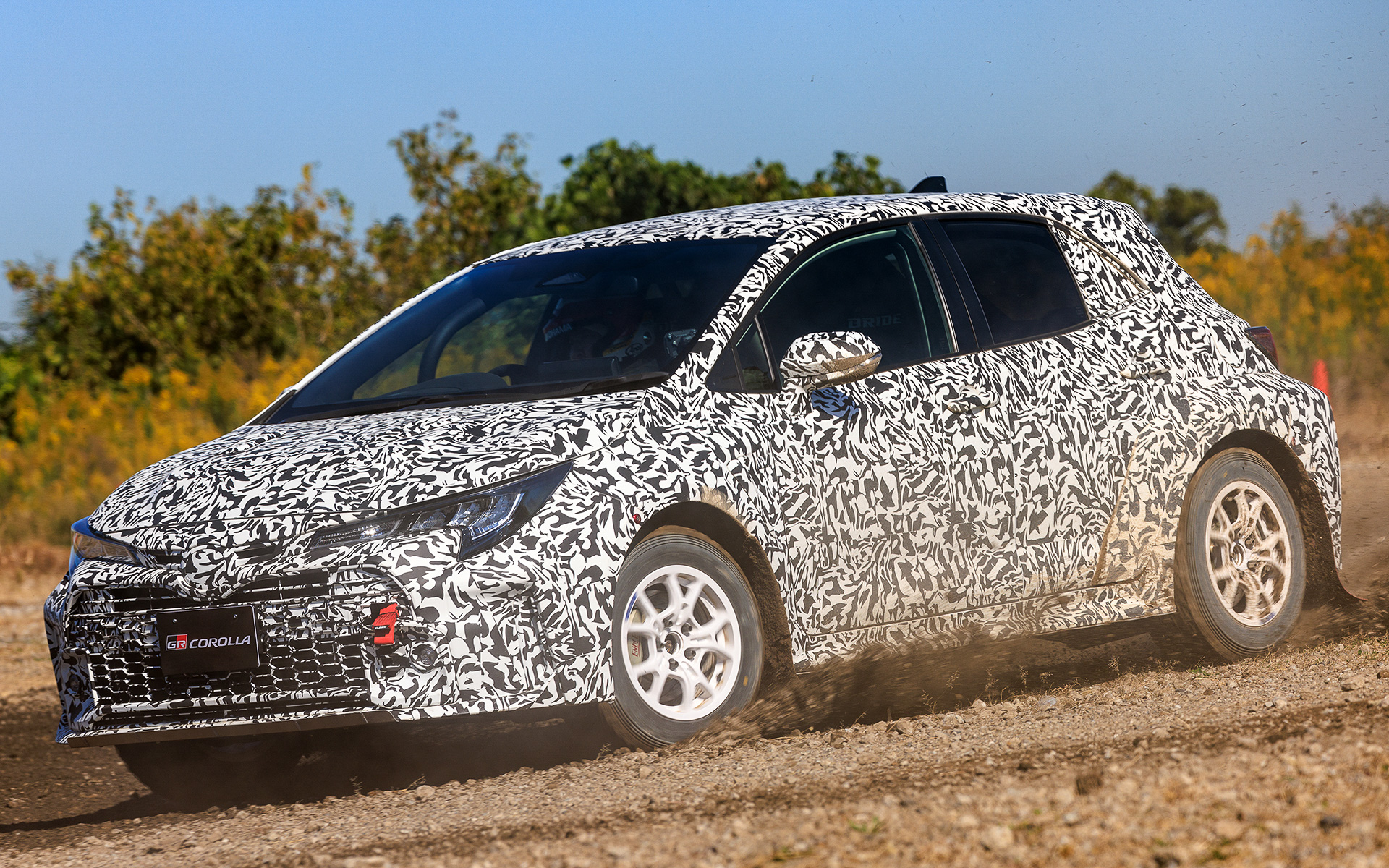 ダートコースでの車両は開発用プロトタイプ車両のためカモフラージュ仕様