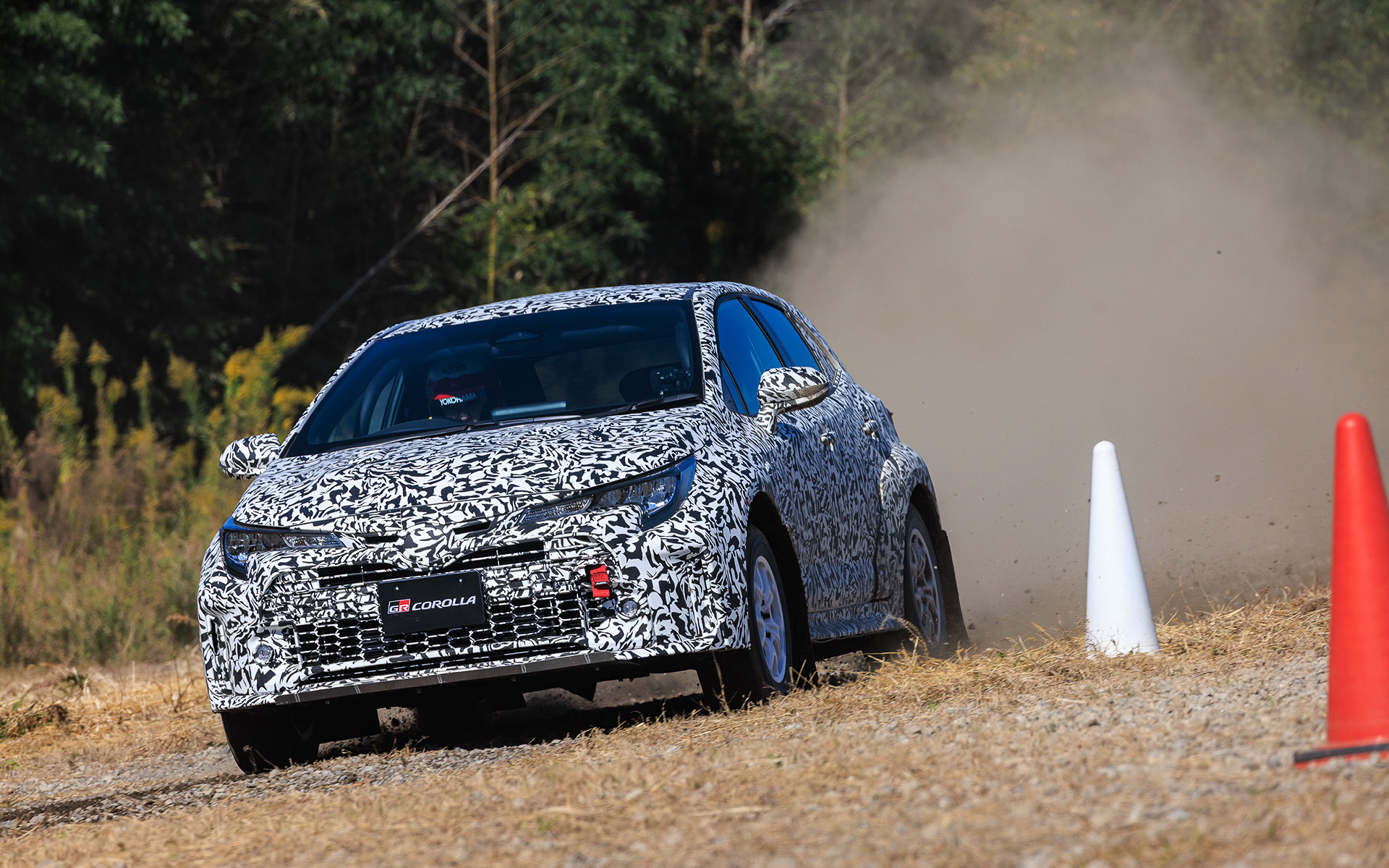 GRカローラの安定感ある走りをダートコースで実感