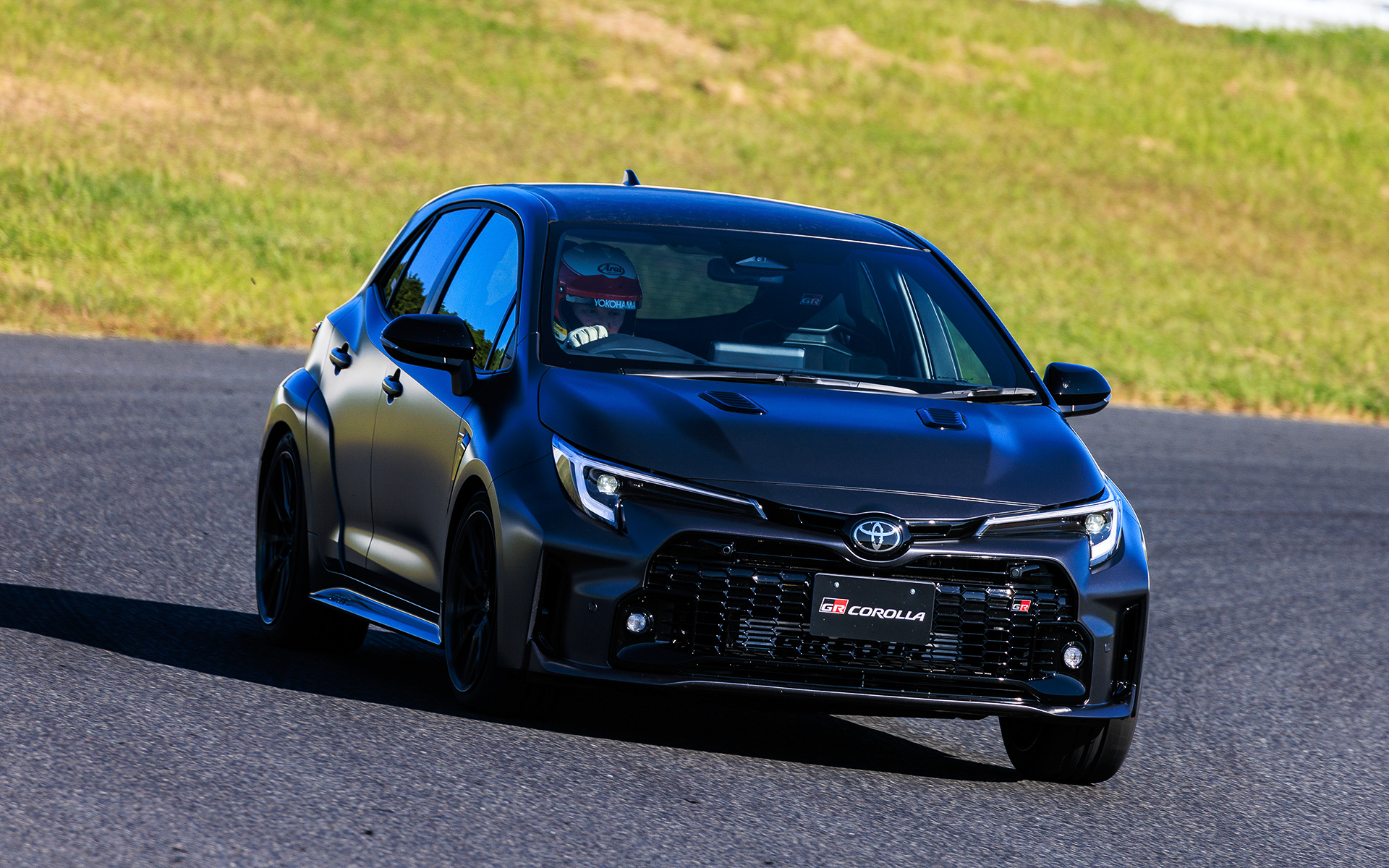 GRカローラのモリゾウエディションとRZをダートとサーキットで試乗した