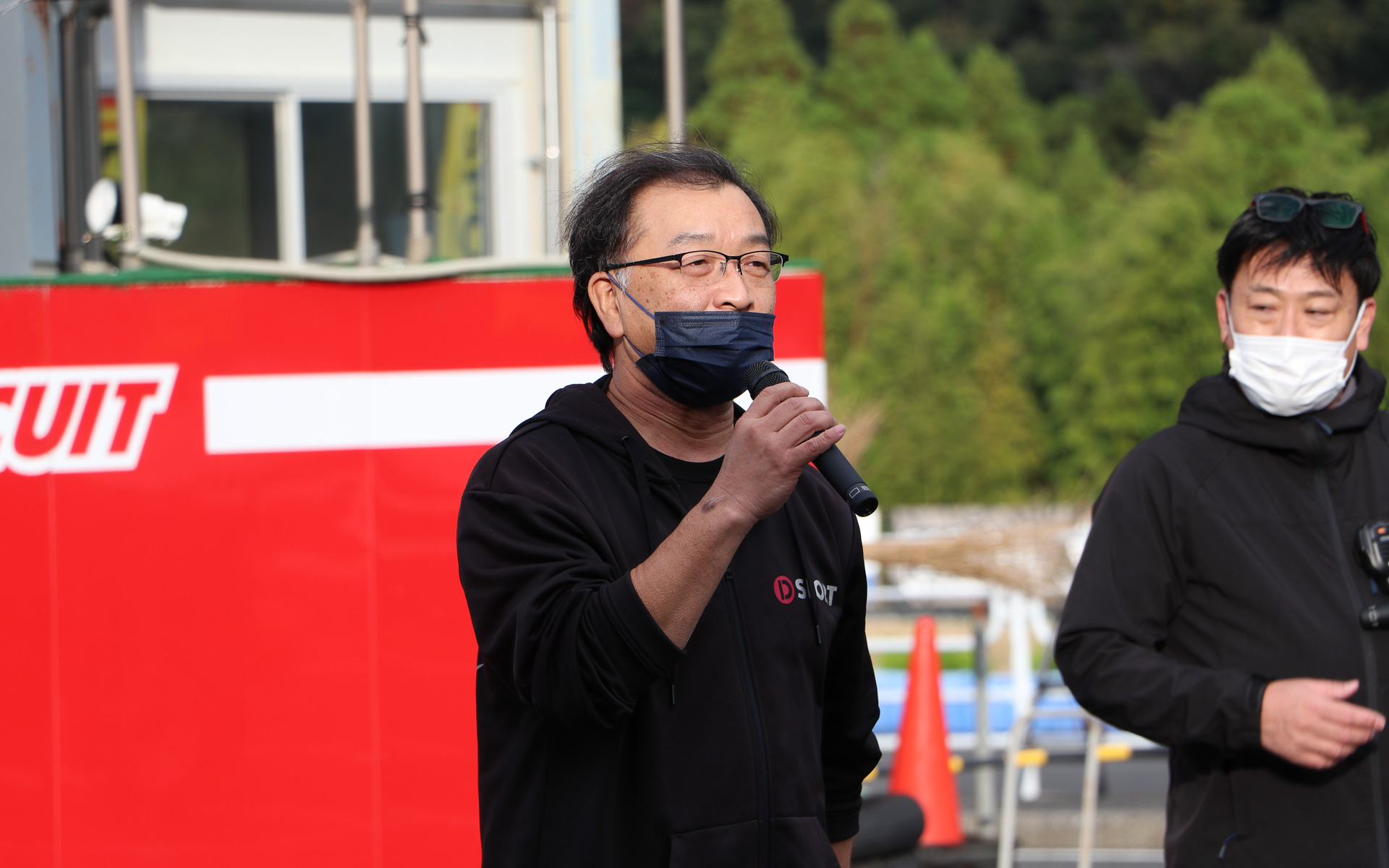 イベント中はピットで参加者インタビューなども行なっていたD-SPORTの松尾光洋氏