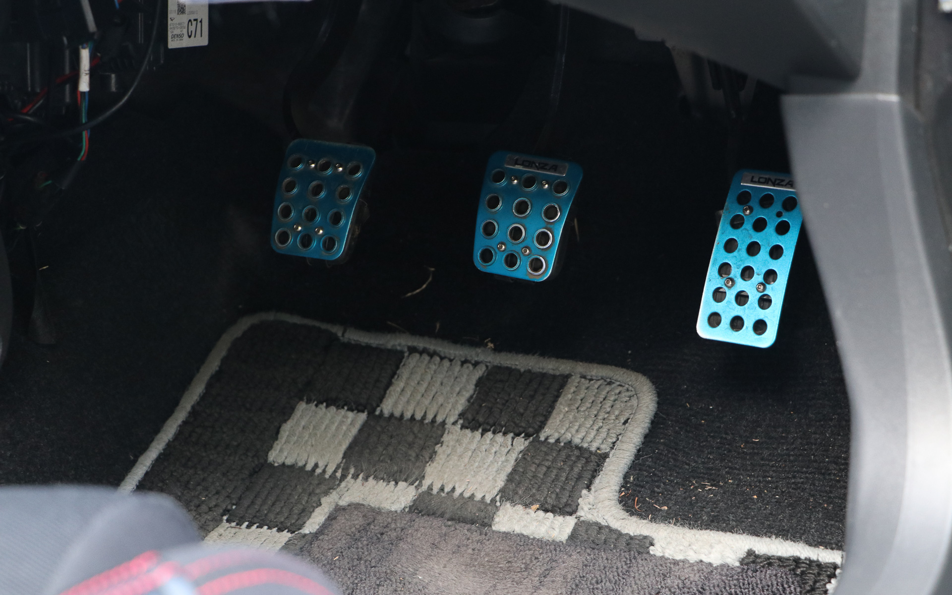 LONZAのアルミ製スポーツペダルカバーを装着